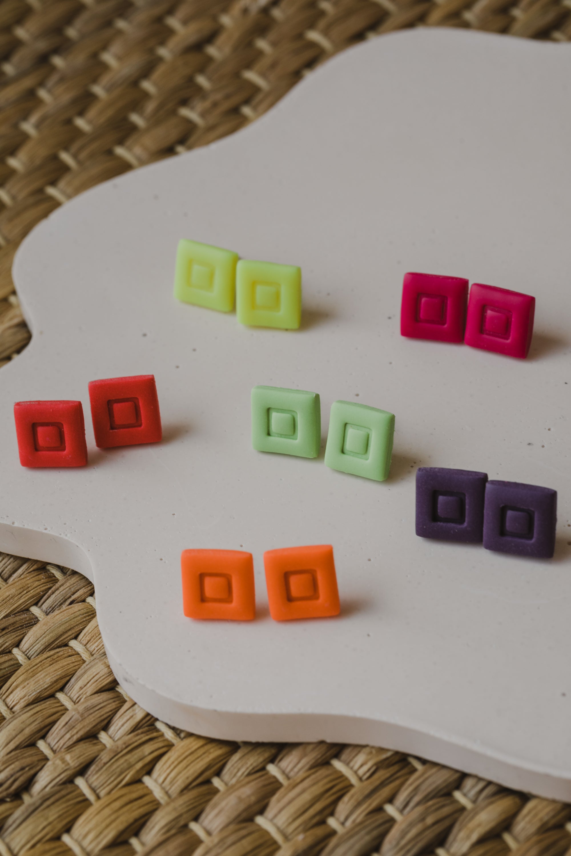 SONA - eckige Neon Ohrstecker aus Polymer Ton