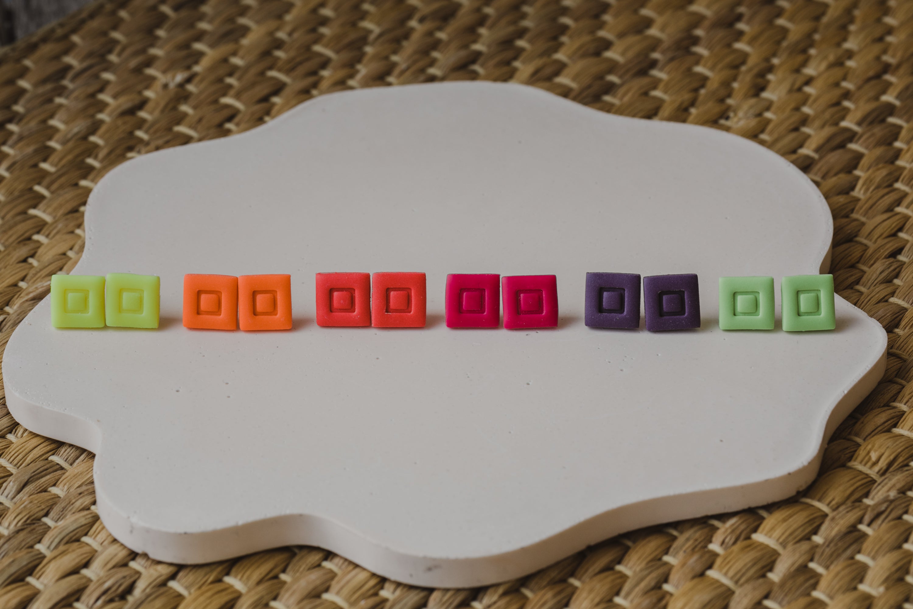 SONA - eckige Neon Ohrstecker aus Polymer Ton