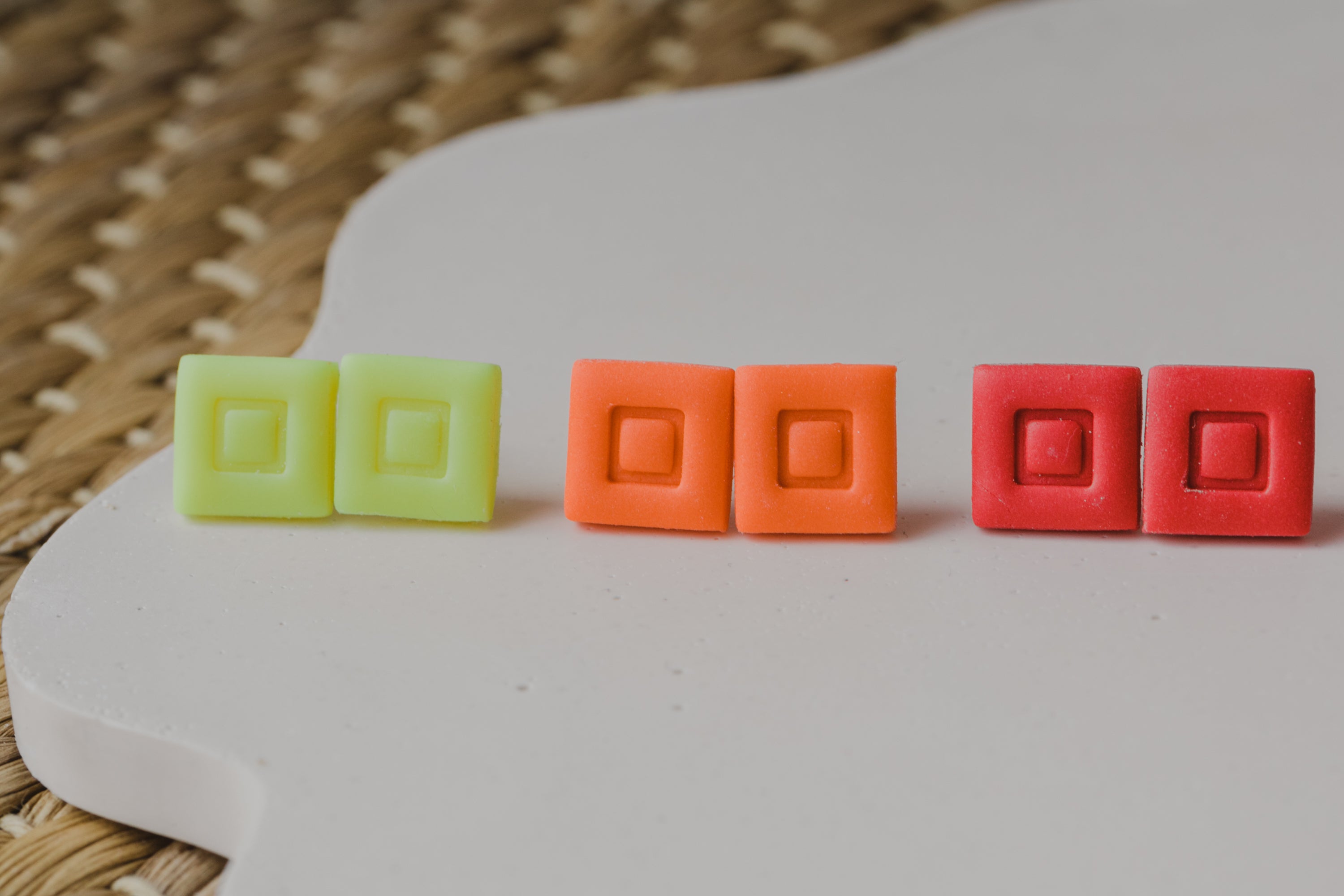 SONA - eckige Neon Ohrstecker aus Polymer Ton