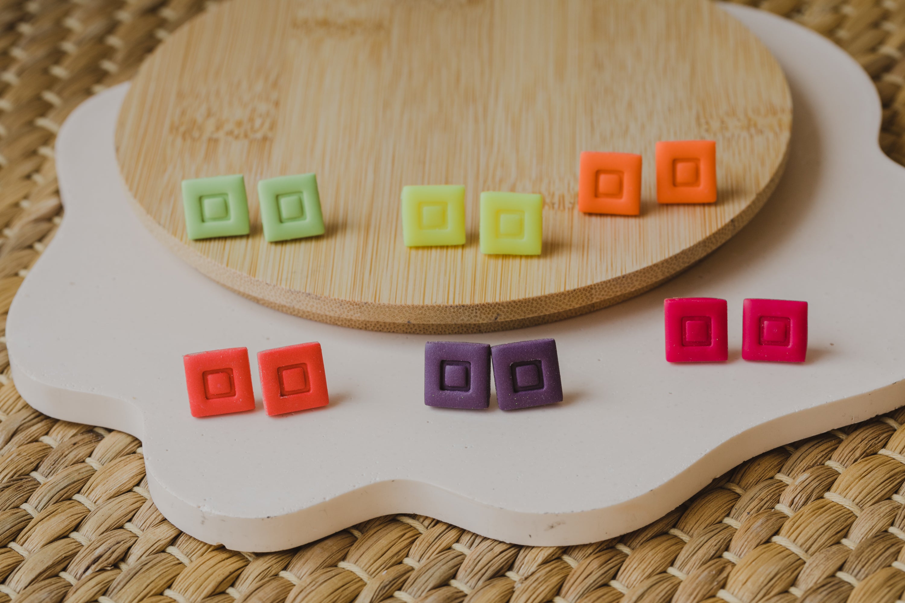 SONA - eckige Neon Ohrstecker aus Polymer Ton