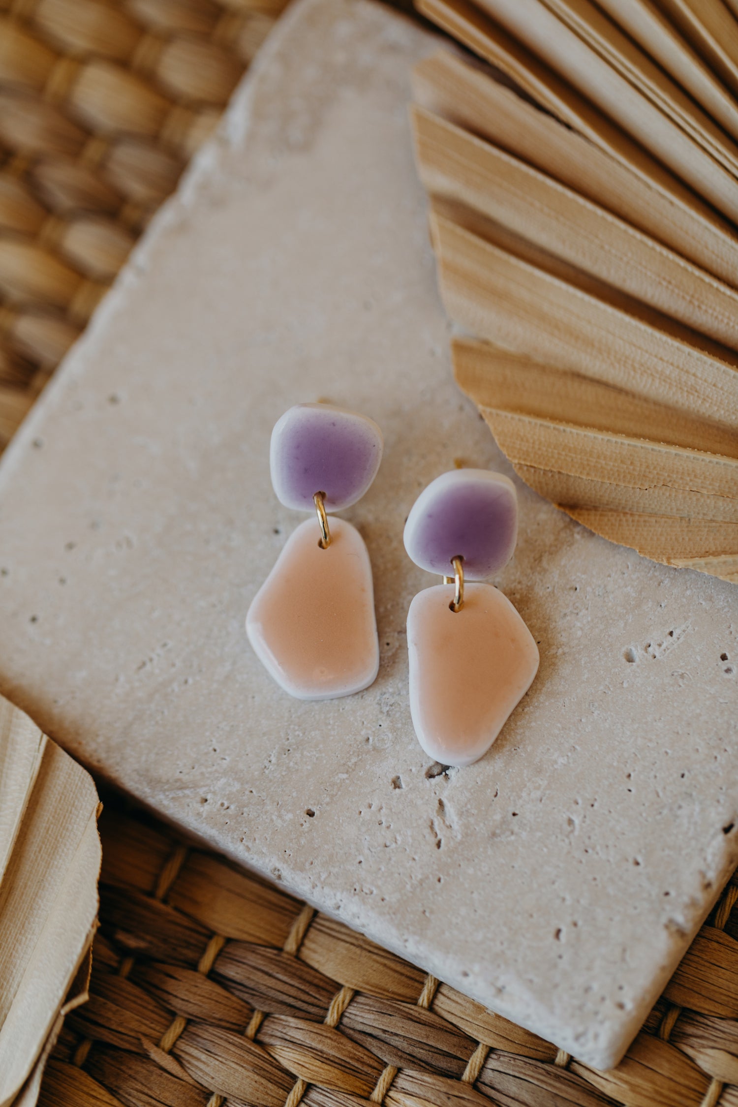 BENU - zweifarbige Polymer Ton Ohrringe Keramik Look