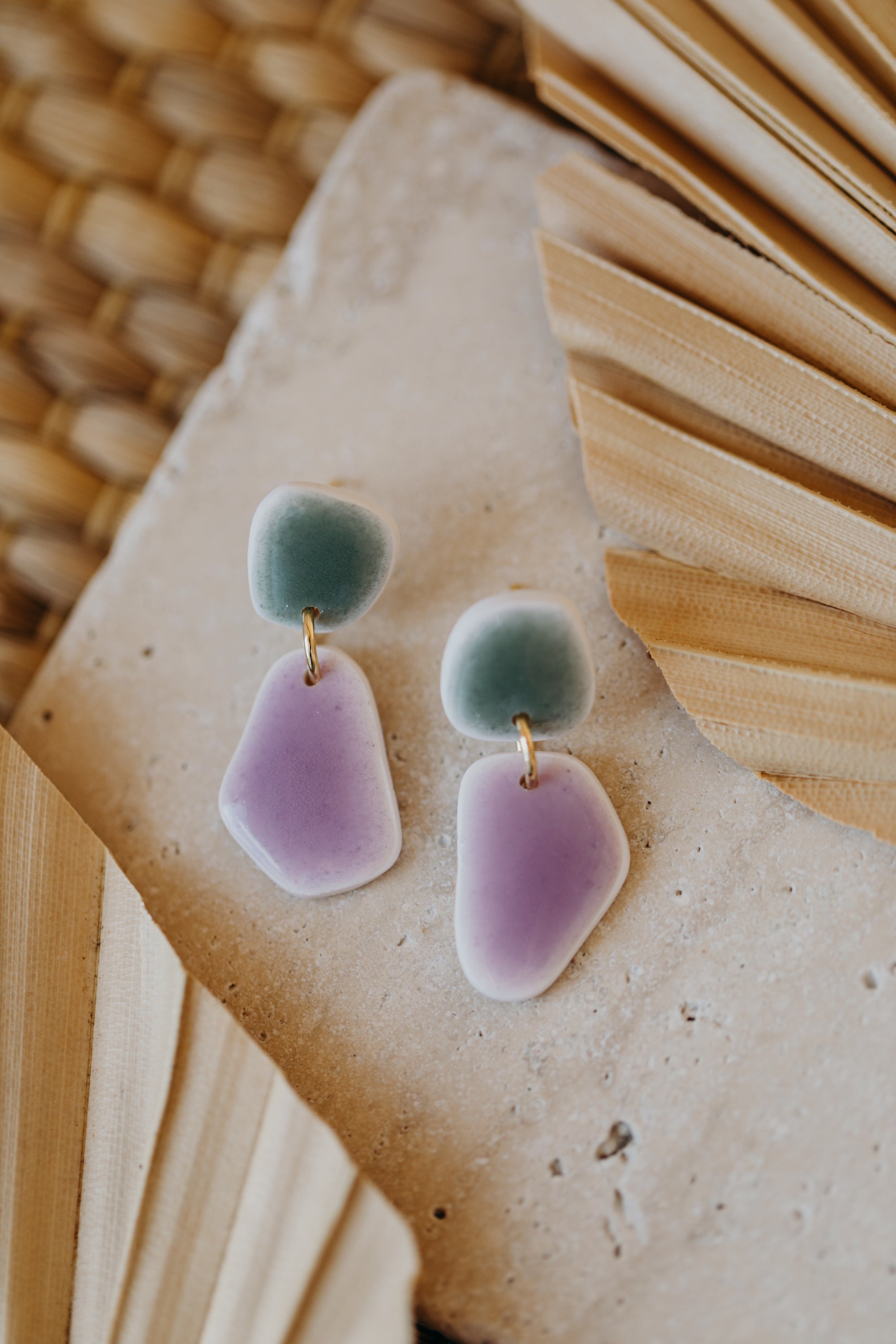 BENU - zweifarbige Polymer Ton Ohrringe im Keramik Look