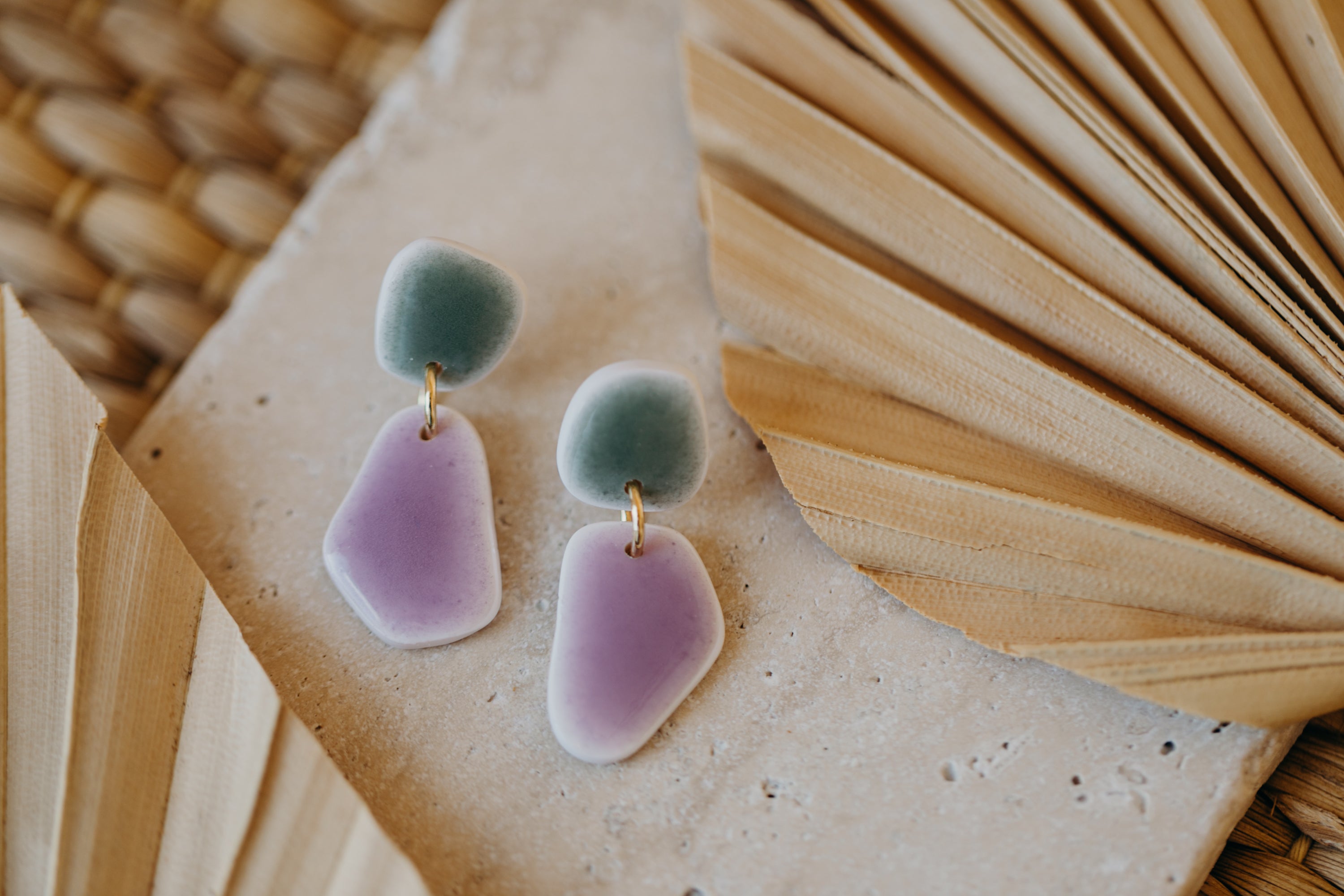 BENU - zweifarbige Polymer Ton Ohrringe im Keramik Look