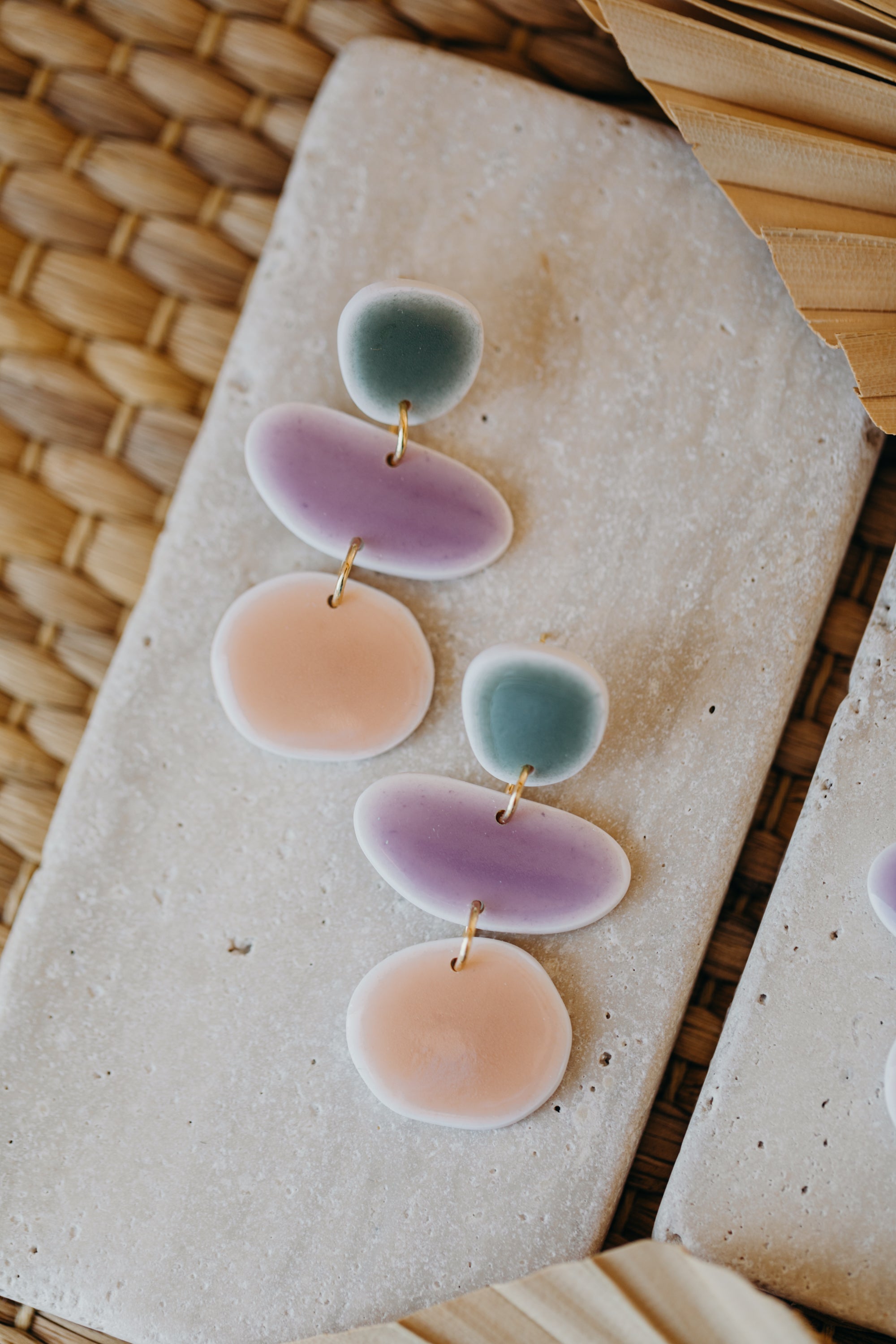 PINA - dreifarbige Polymer Ton Ohrringe im Keramik Look