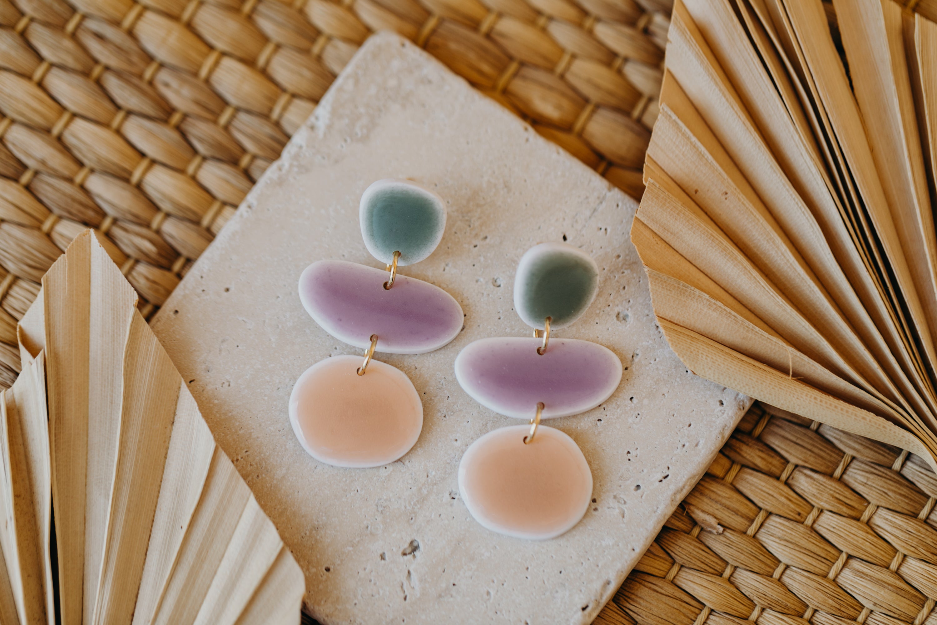 PINA - dreifarbige Polymer Ton Ohrringe im Keramik Look