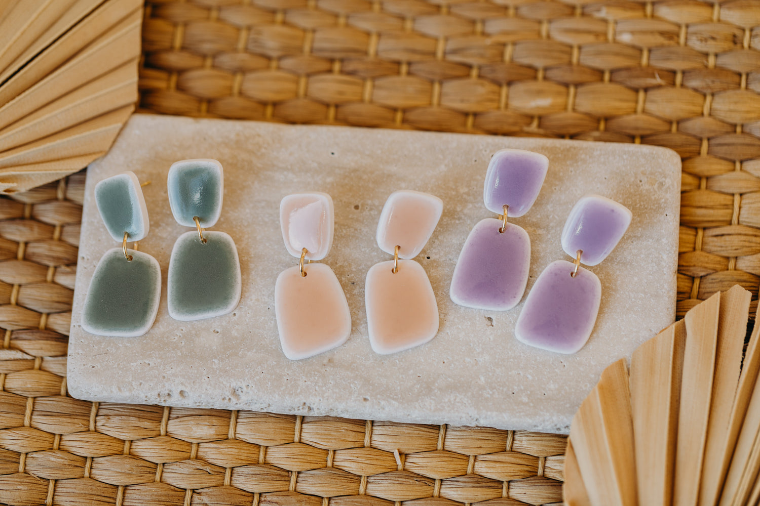 AURELIE - rechteckige lila Polymer Ton Ohrringe im Keramik Look