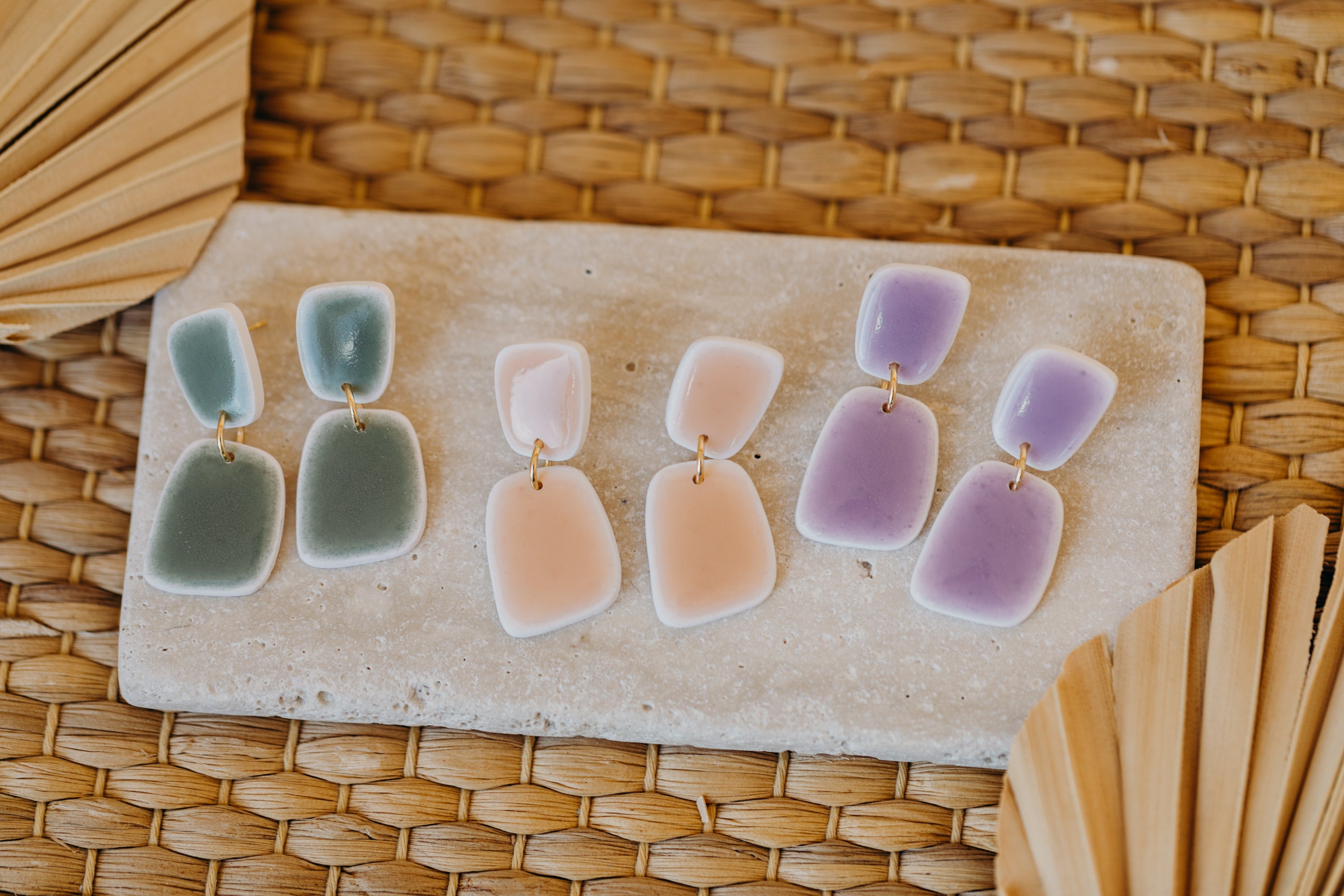 AURELIE - rechteckige lila Polymer Ton Ohrringe im Keramik Look
