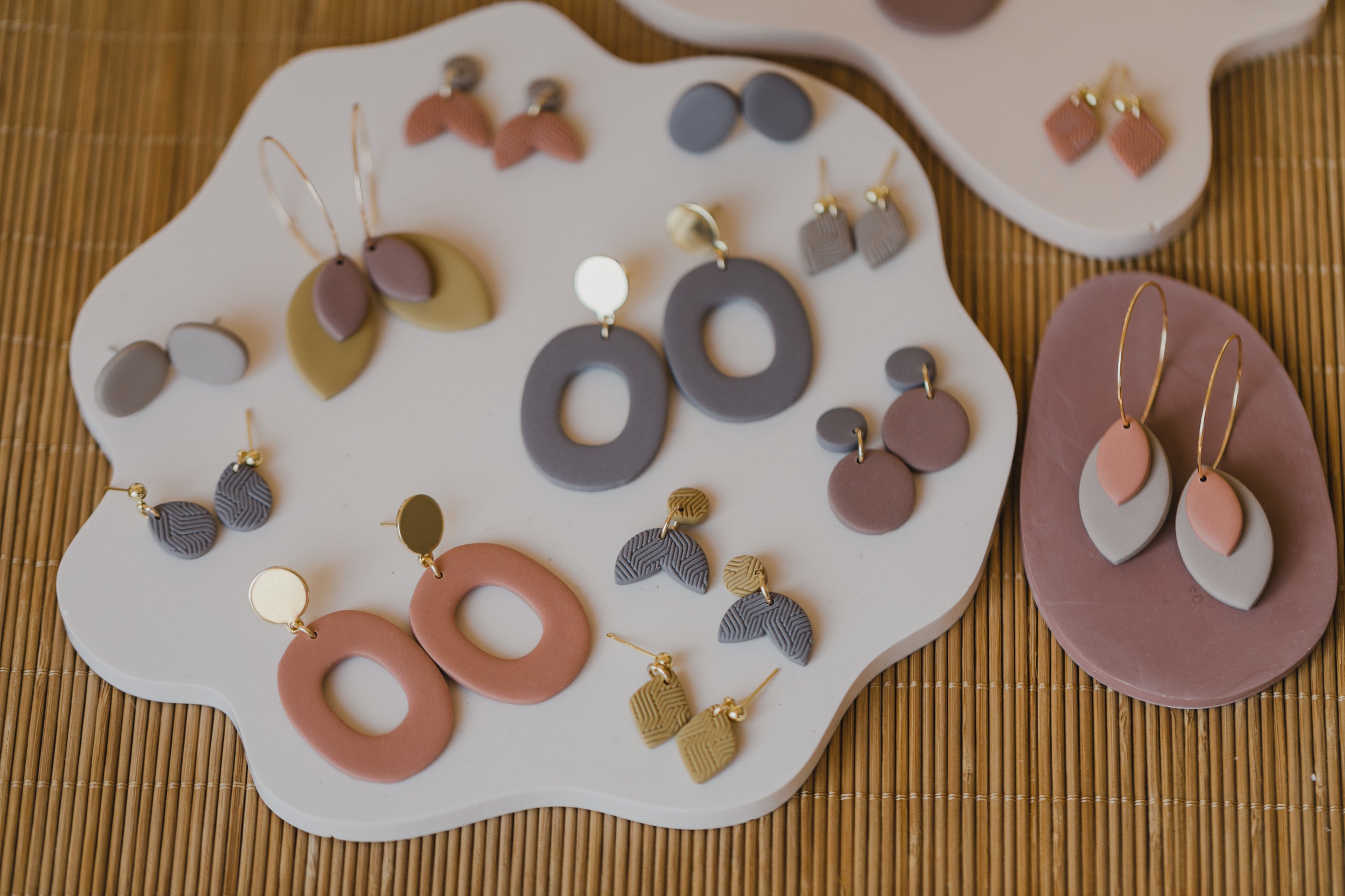 NOMI - small drop earrings in bright colors