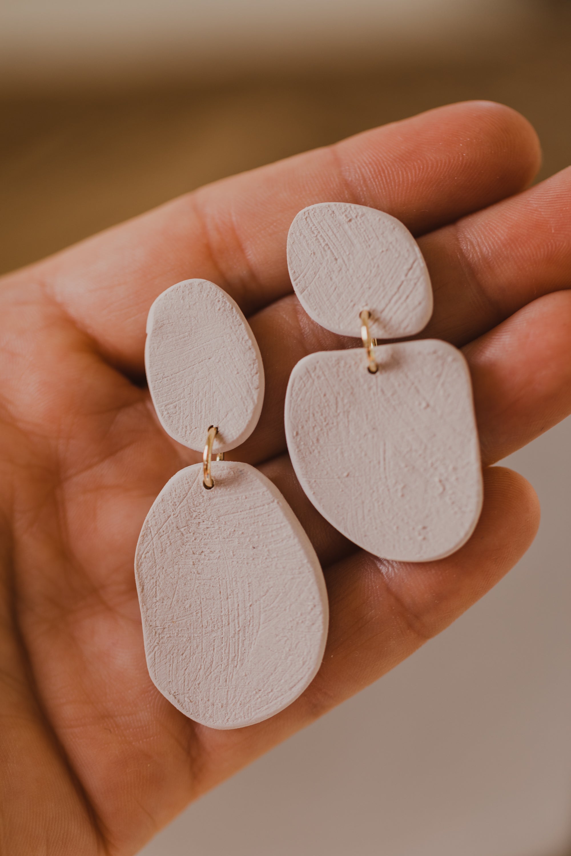 YUTO - große helle rosa Statement Ohrringe aus Polymer Ton