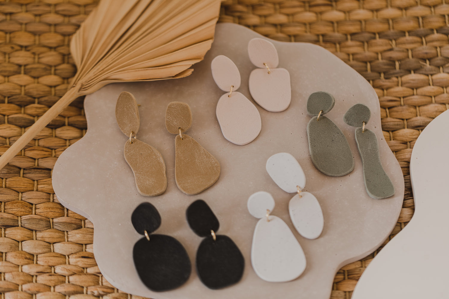 YUTO - große helle rosa Statement Ohrringe aus Polymer Ton