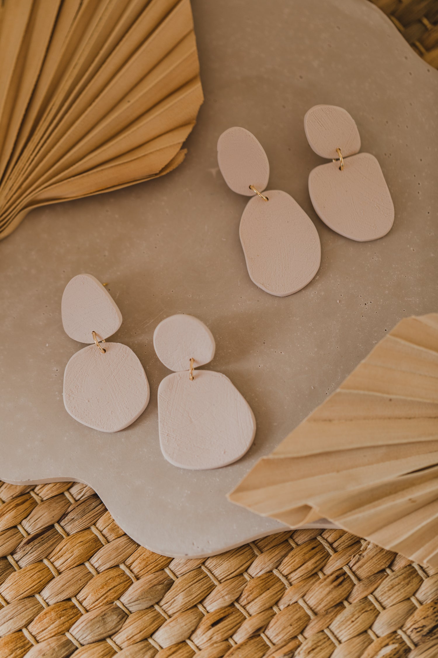 YUTO - große helle rosa Statement Ohrringe aus Polymer Ton