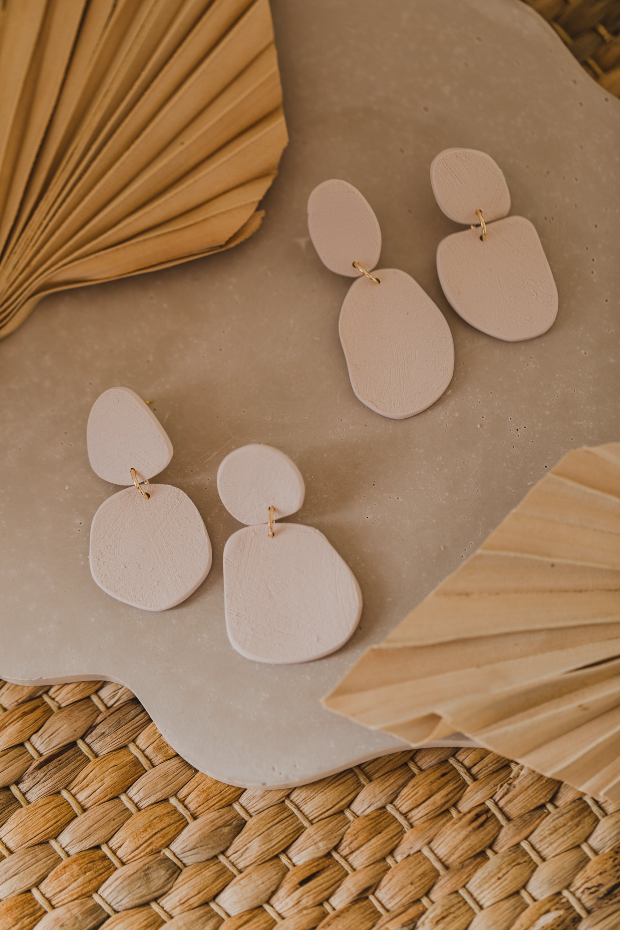 YUTO - große helle rosa Statement Ohrringe aus Polymer Ton