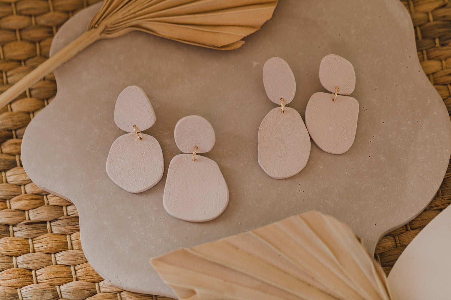 YUTO - große helle rosa Statement Ohrringe aus Polymer Ton