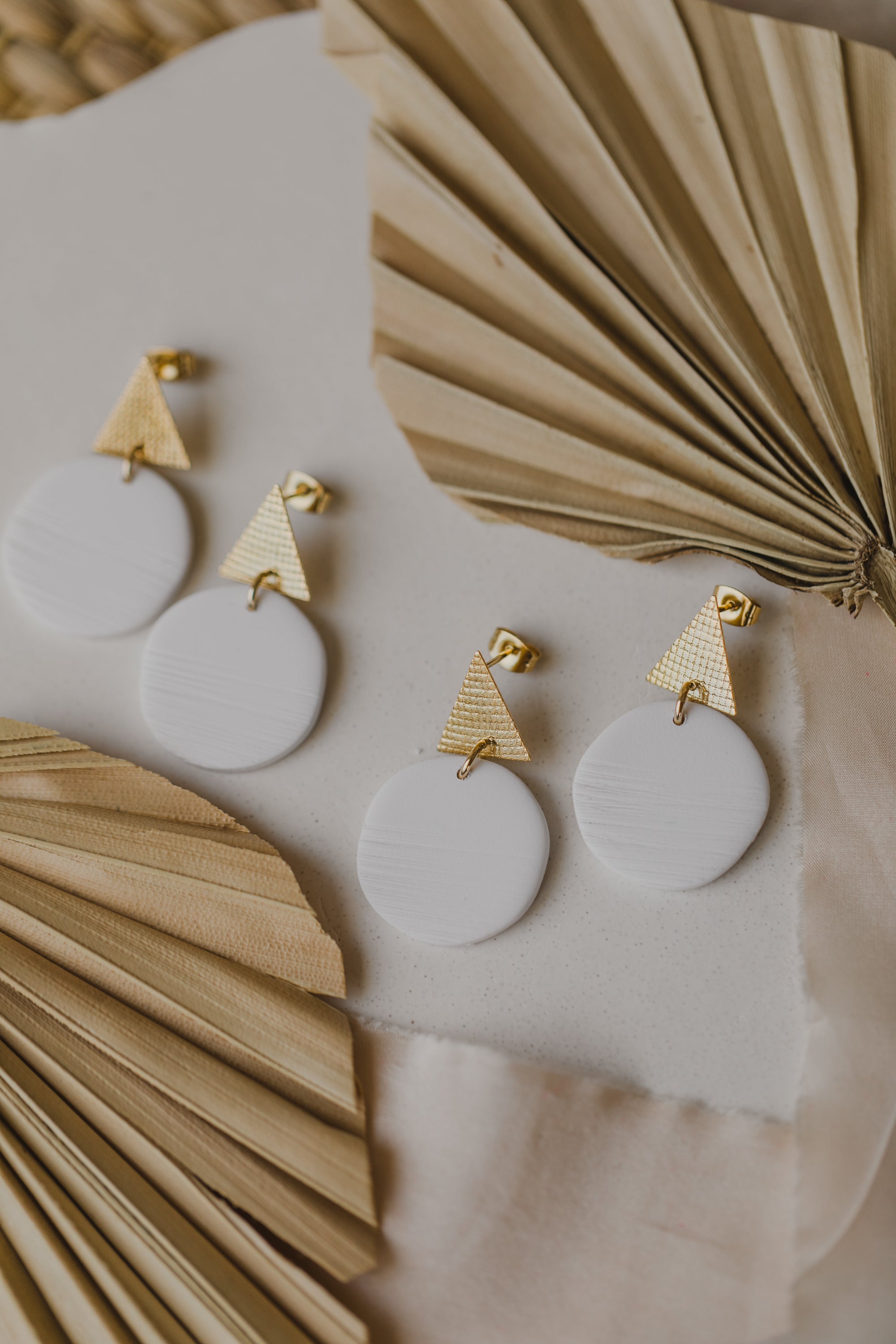 CLEA - weiße ovale Ohrringe aus Polymer Ton