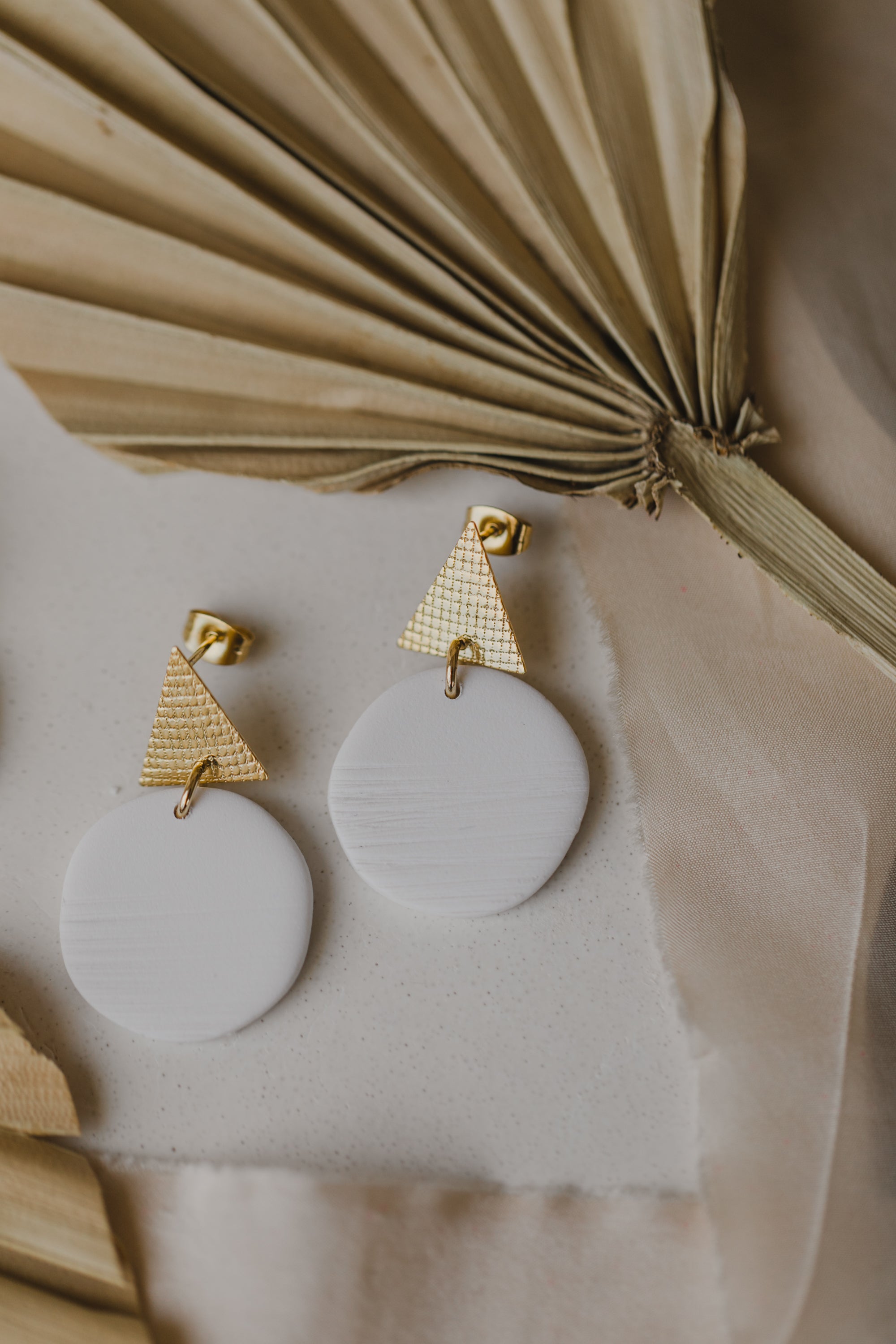 CLEA - weiße ovale Ohrringe aus Polymer Ton