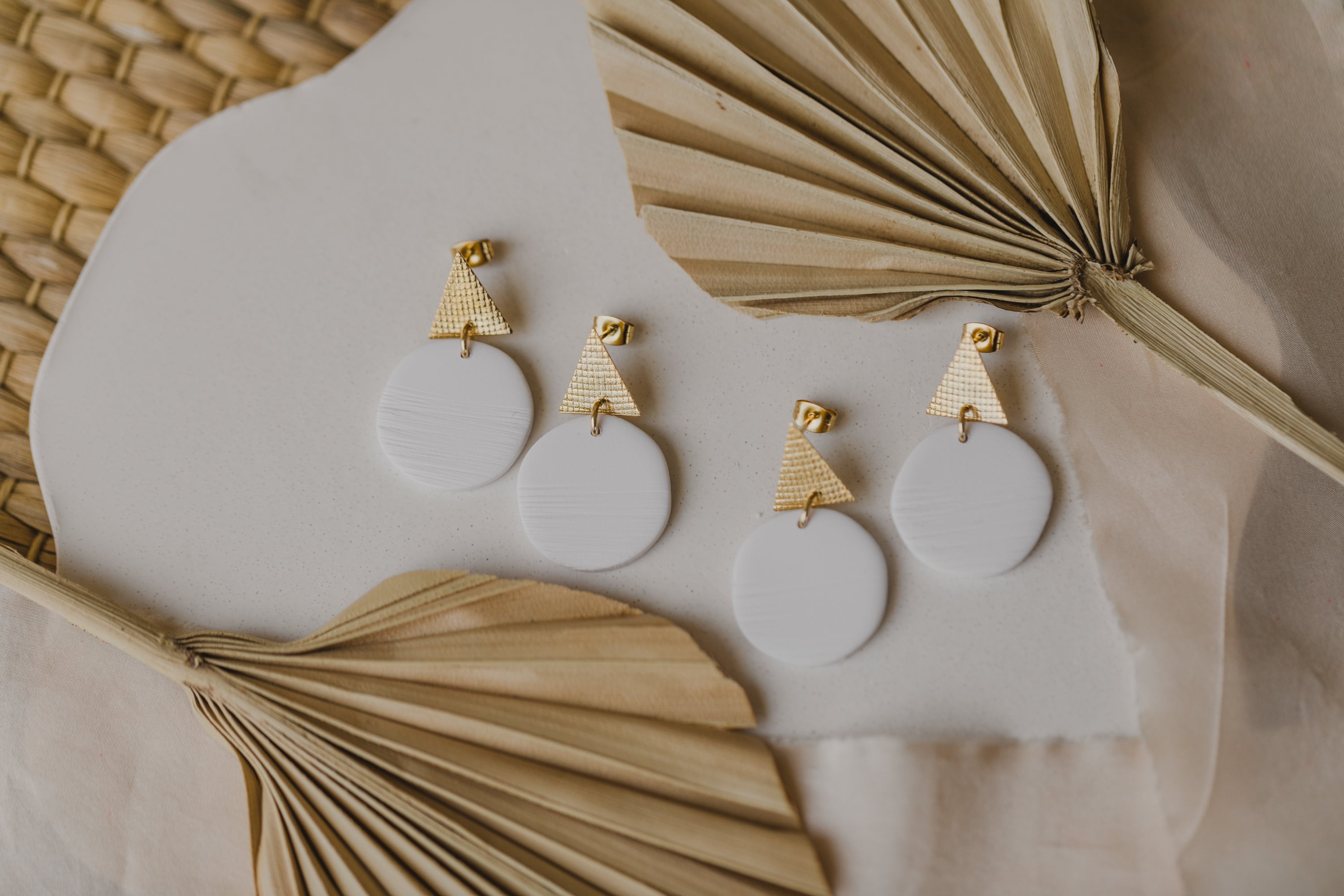 CLEA - weiße ovale Ohrringe aus Polymer Ton