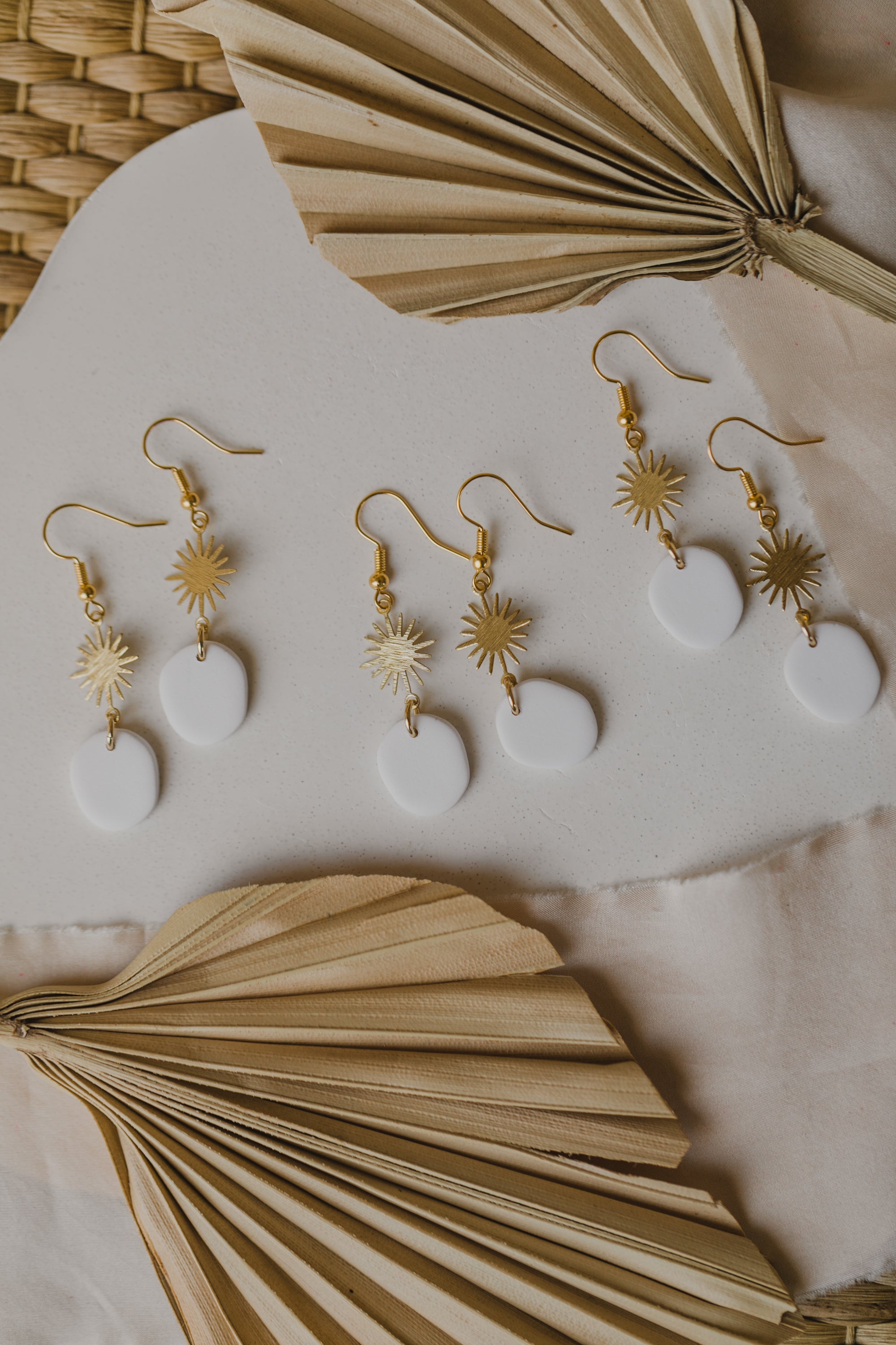 EVIE - weiße Ohrringe aus Polymer Ton und goldener Sonne