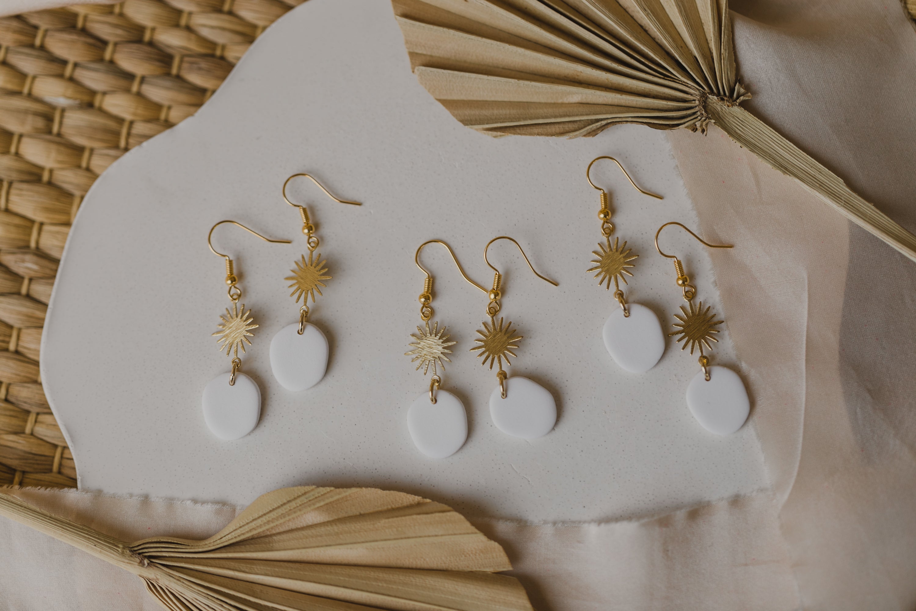 EVIE - weiße Ohrringe aus Polymer Ton und goldener Sonne