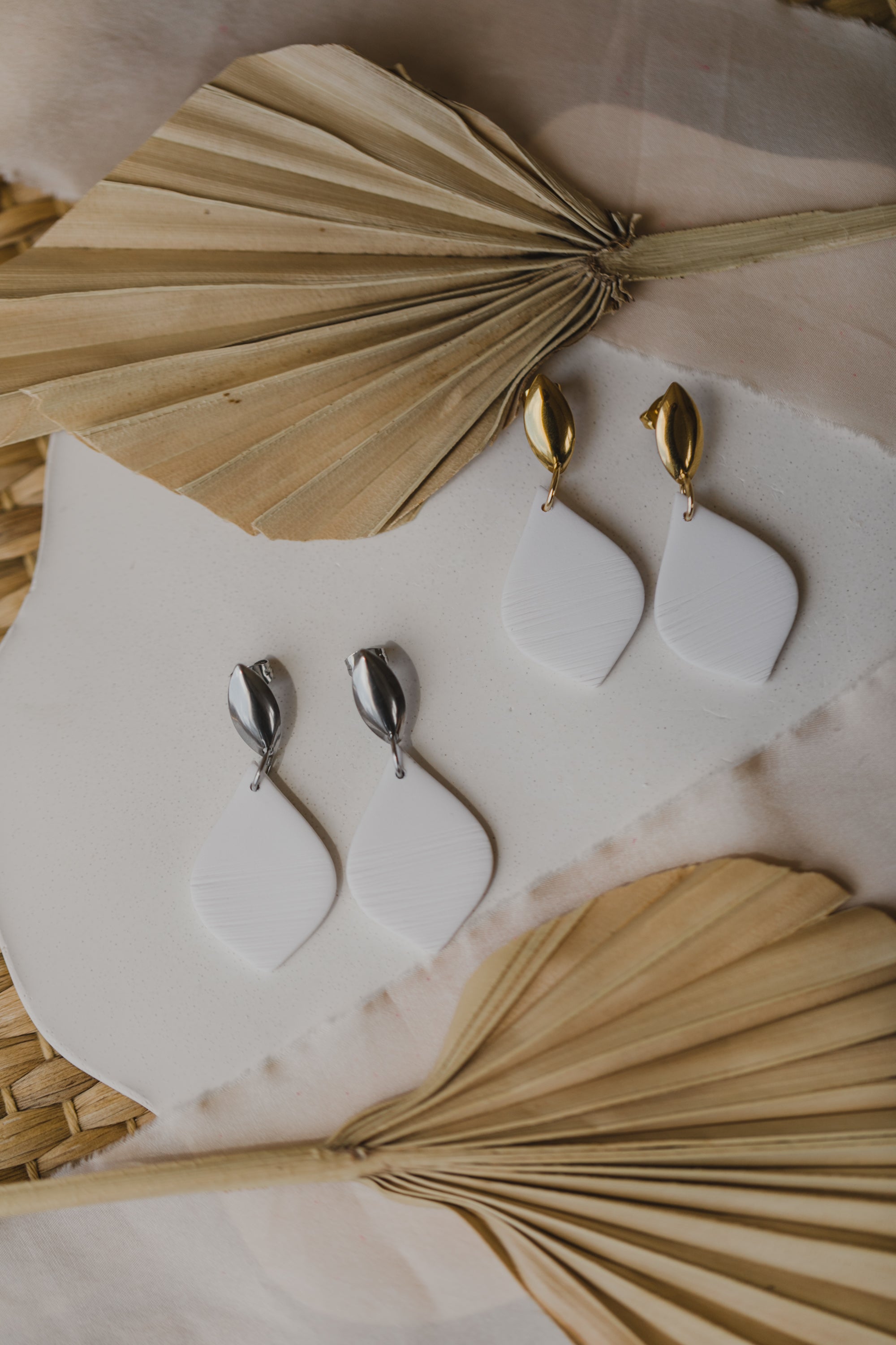 RIVER - weiße Tropfen Ohrringe aus Polymer Ton