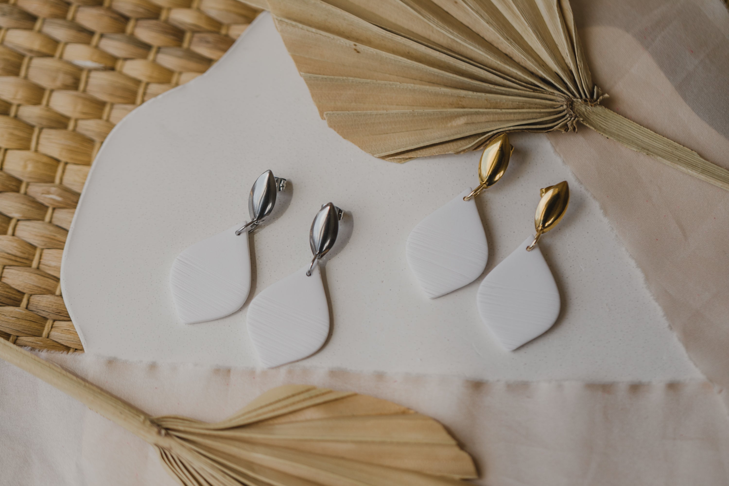 RIVER - weiße Tropfen Ohrringe aus Polymer Ton