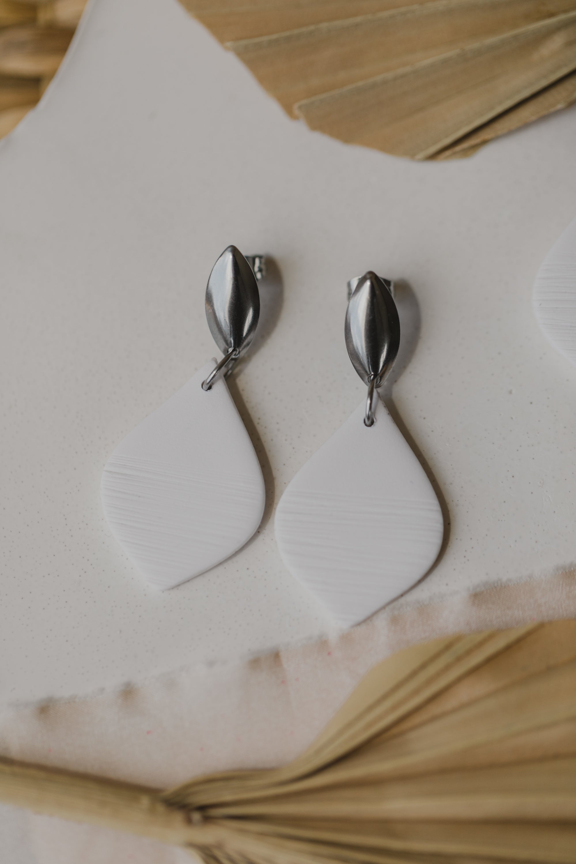 RIVER - weiße Tropfen Ohrringe aus Polymer Ton