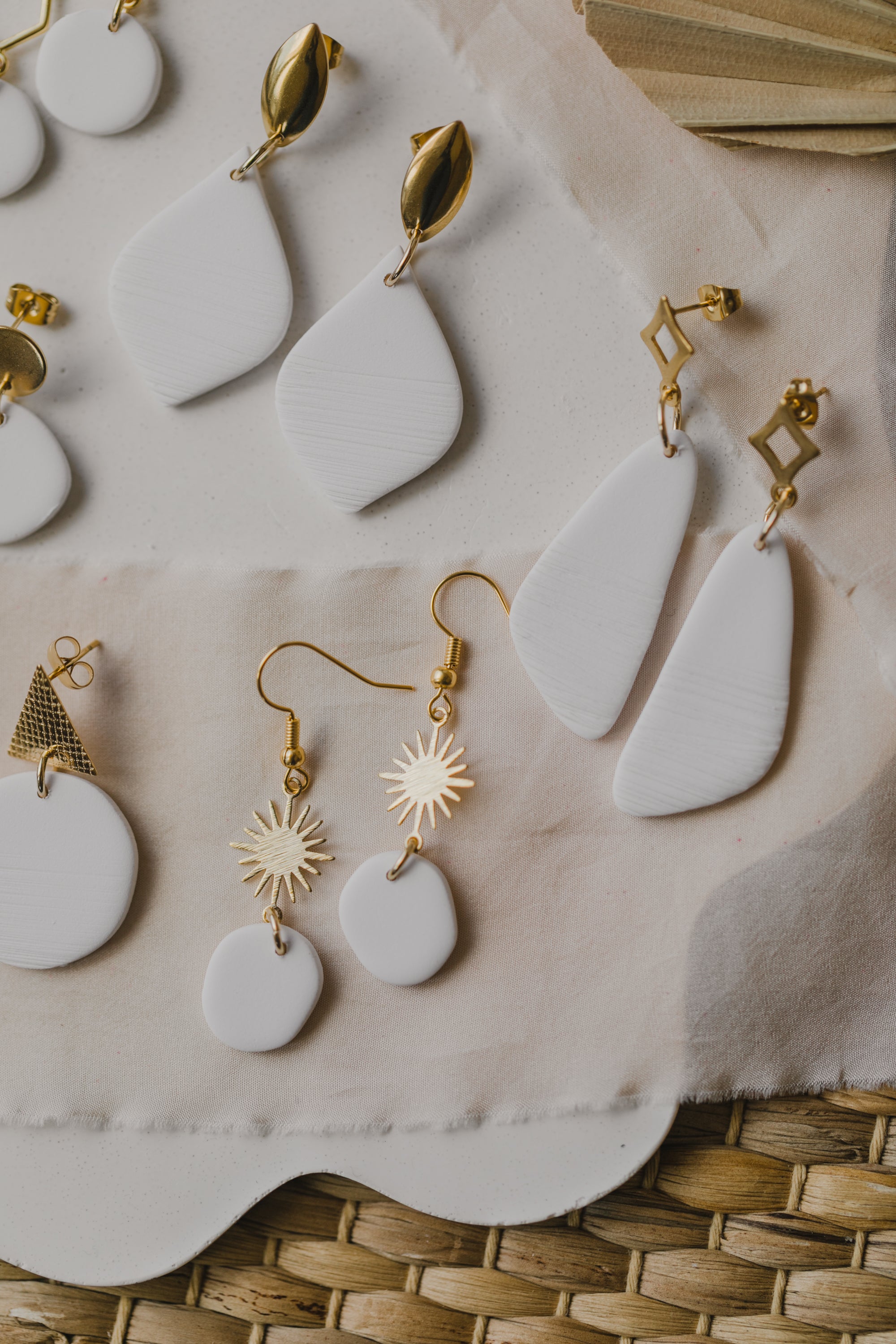EVIE - weiße Ohrringe aus Polymer Ton und goldener Sonne
