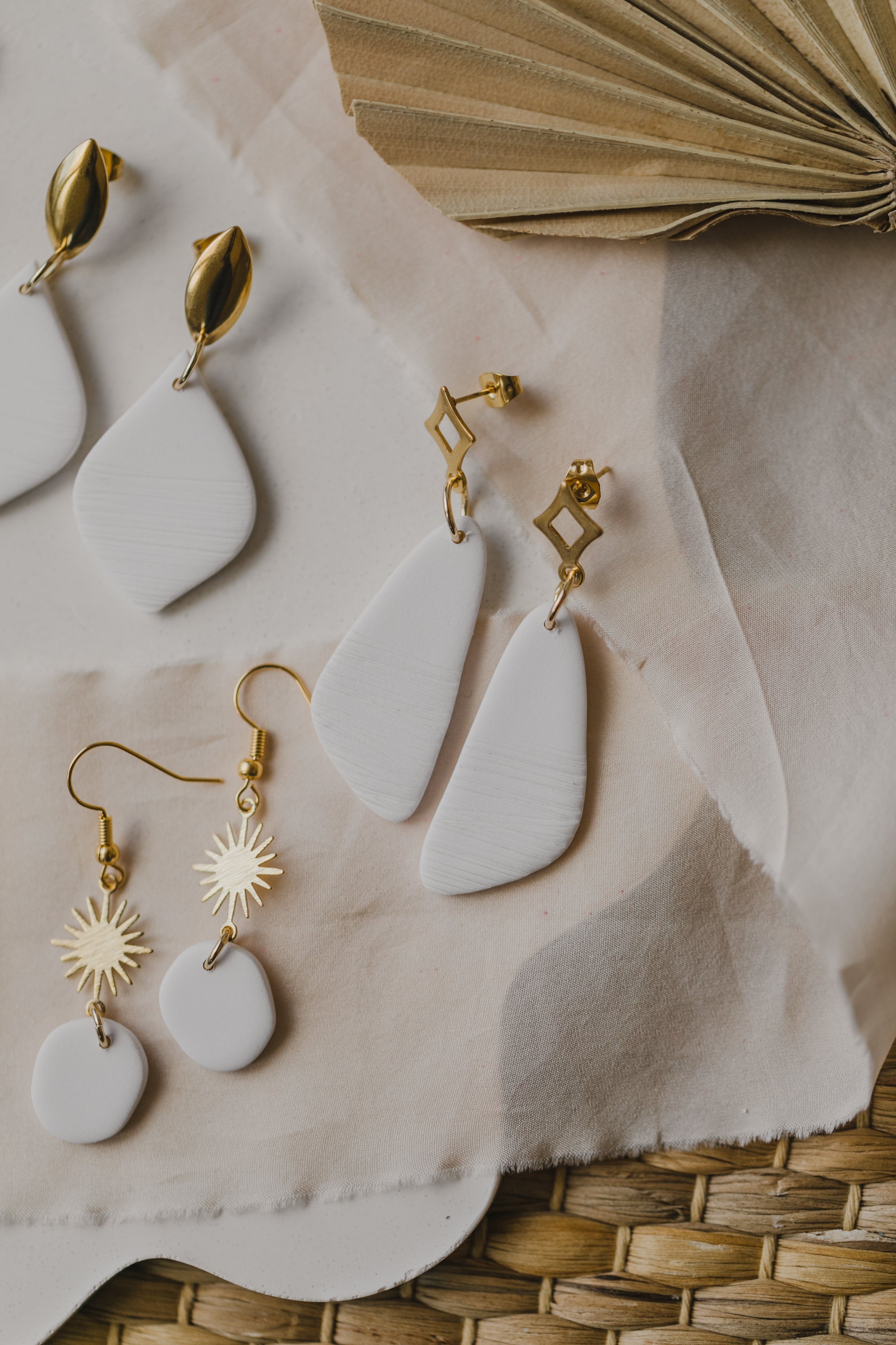 SANIA - Weiße längliche Ohrringe aus Polymer Ton