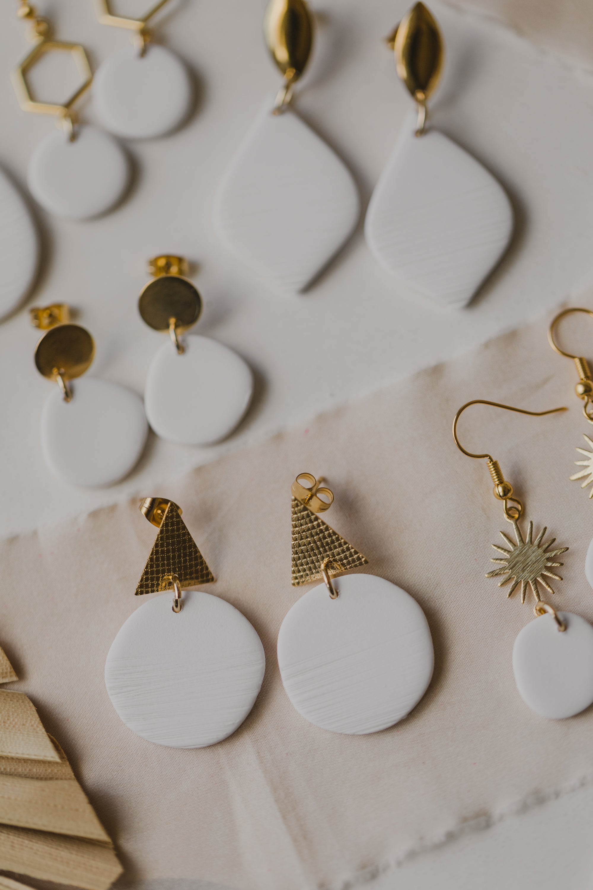 CLEA - weiße ovale Ohrringe aus Polymer Ton