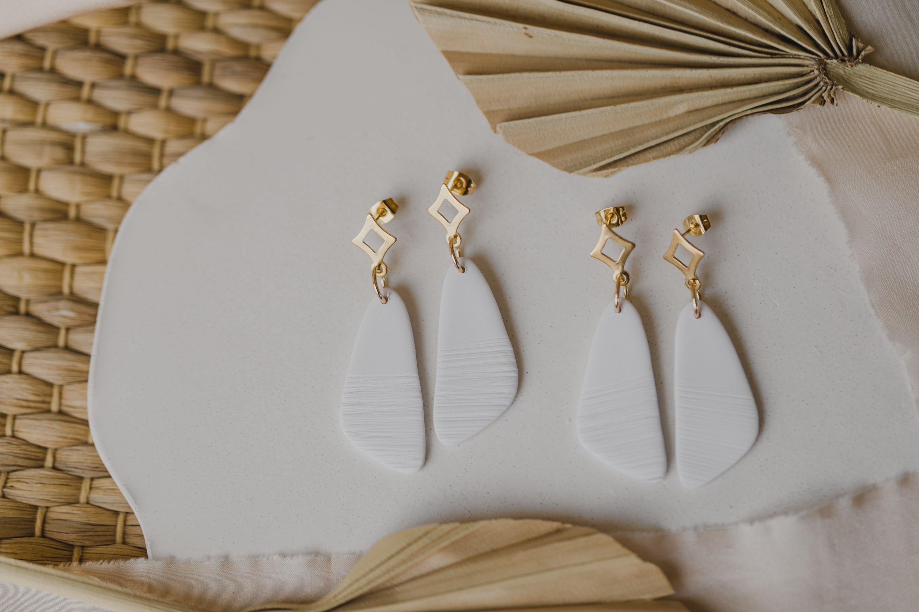 SANIA - Weiße längliche Ohrringe aus Polymer Ton