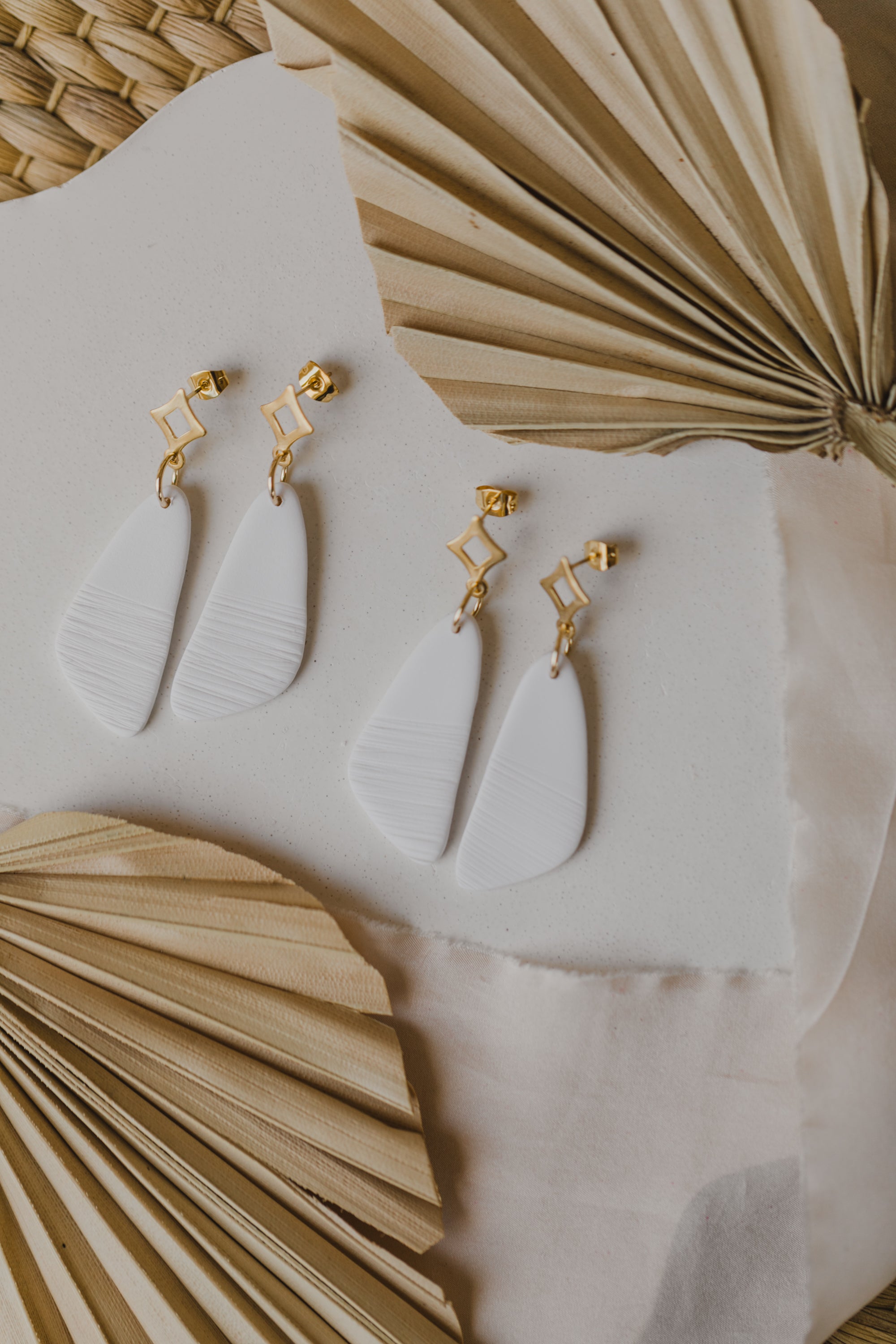 SANIA - Weiße längliche Ohrringe aus Polymer Ton