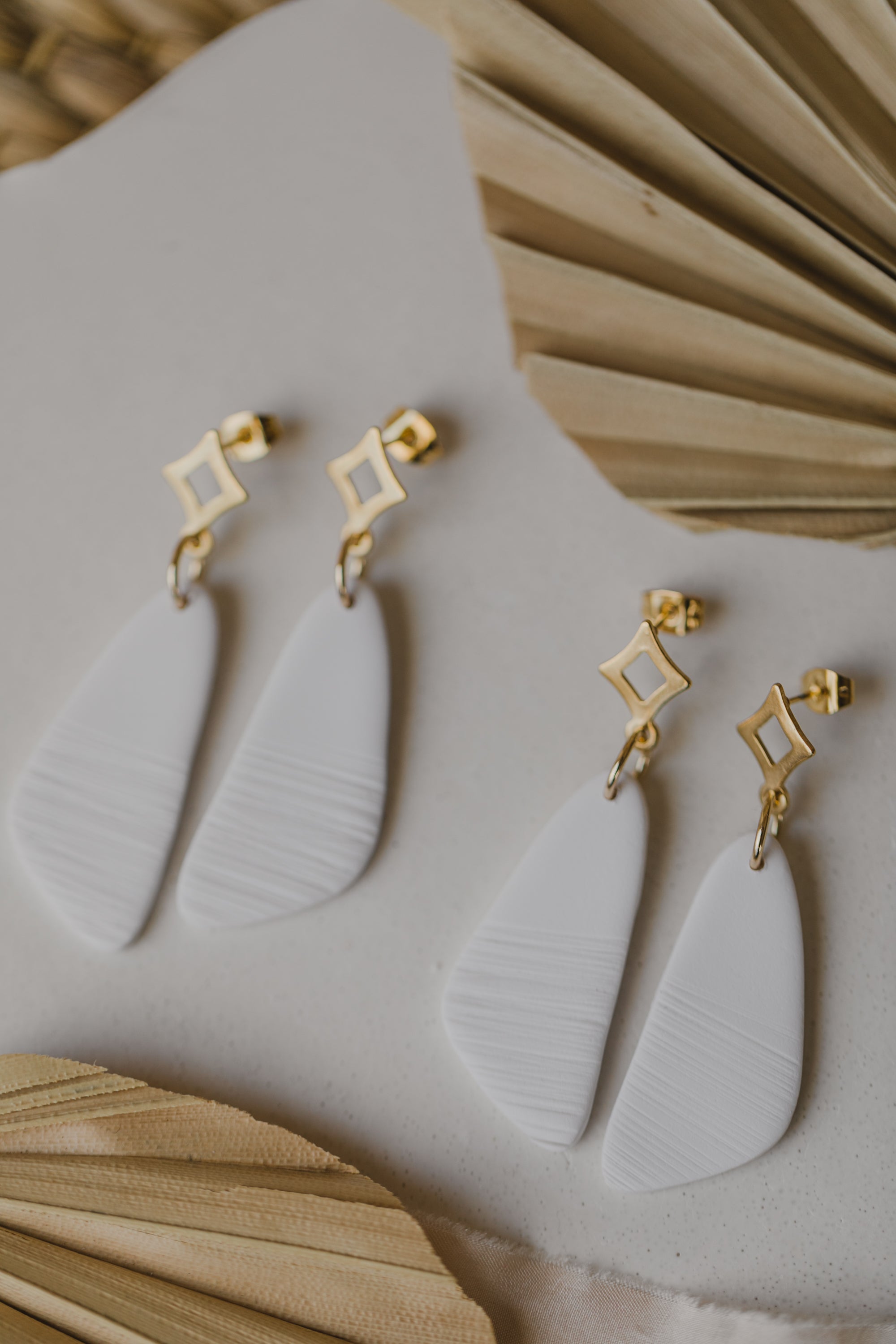 SANIA - Weiße längliche Ohrringe aus Polymer Ton