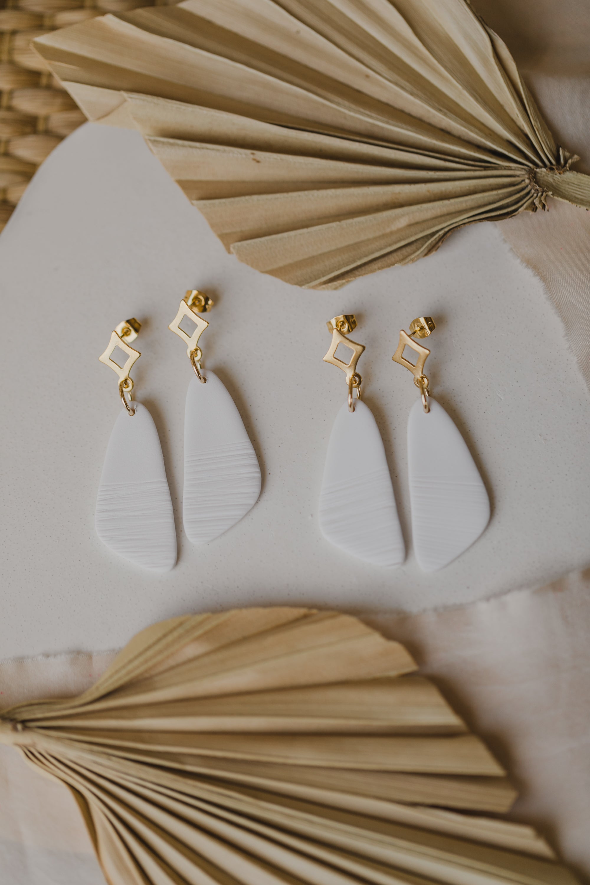 SANIA - Weiße längliche Ohrringe aus Polymer Ton