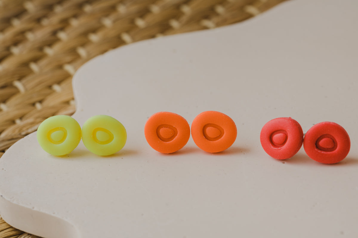 NODA - ovale Neon Ohrstecker aus Polymer Ton