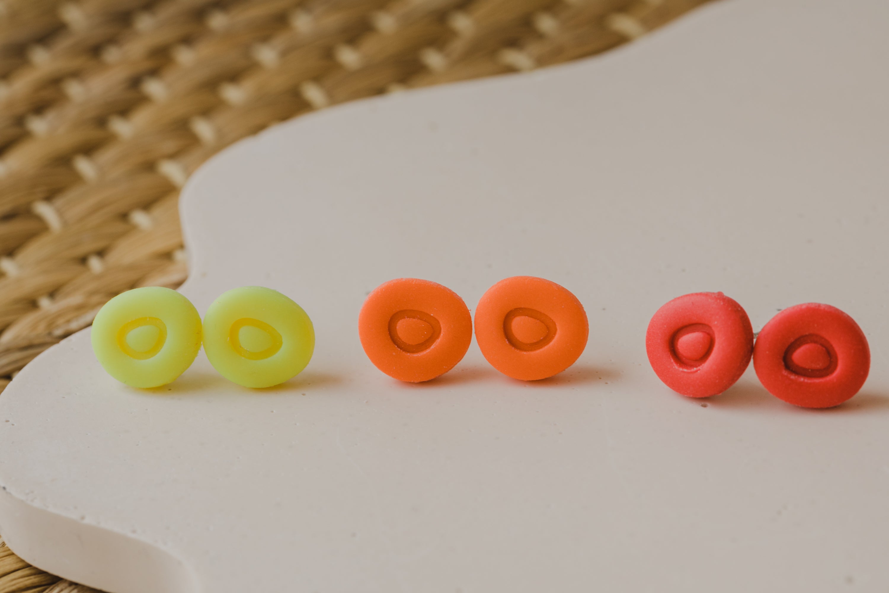 NODA - ovale Neon Ohrstecker aus Polymer Ton