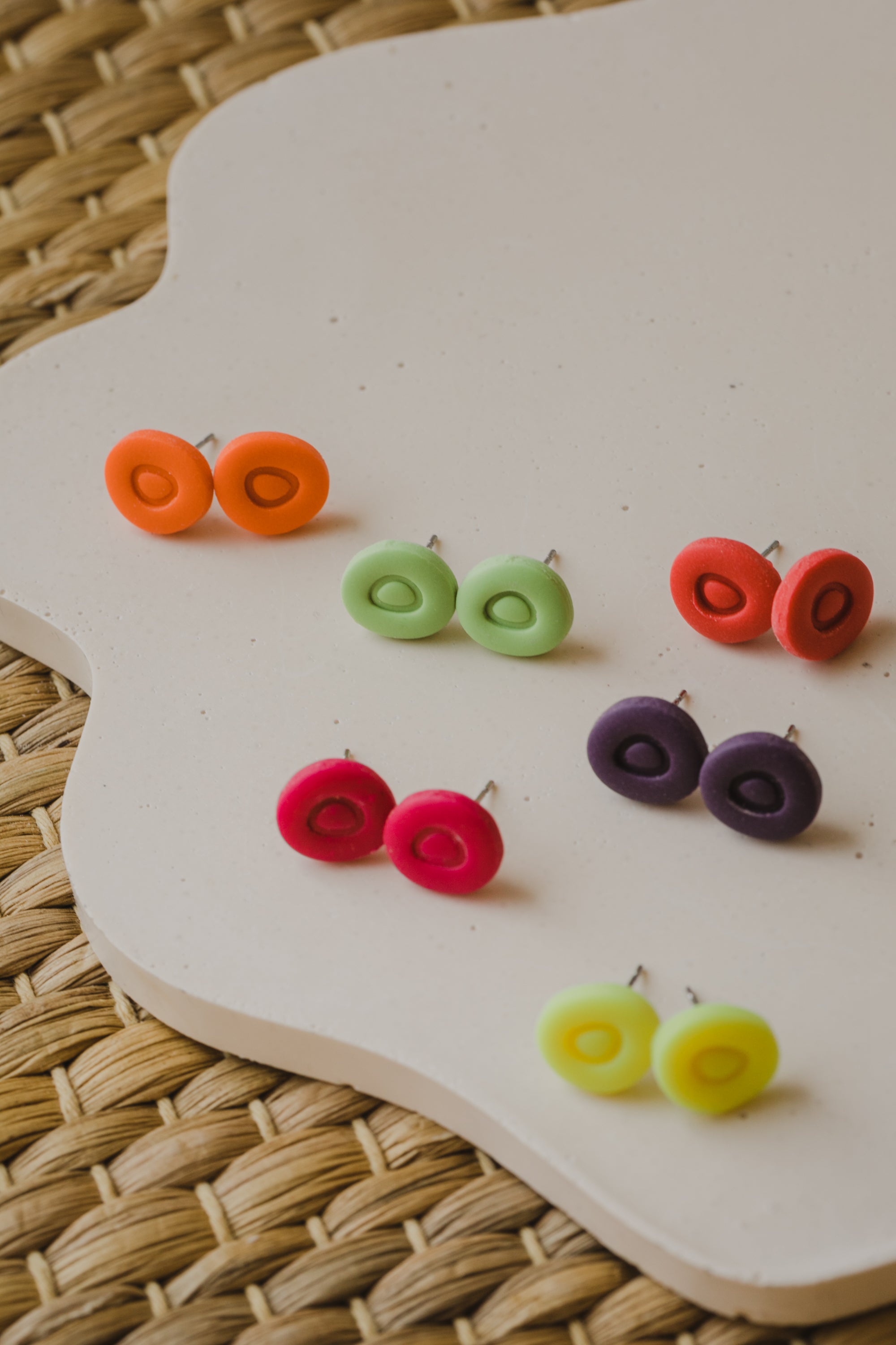 NODA - ovale Neon Ohrstecker aus Polymer Ton