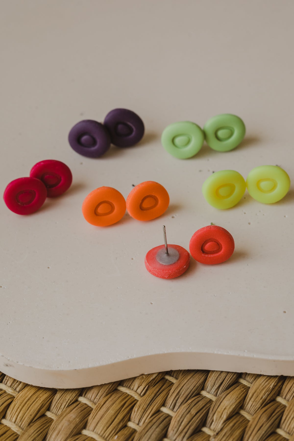 NODA - ovale Neon Ohrstecker aus Polymer Ton