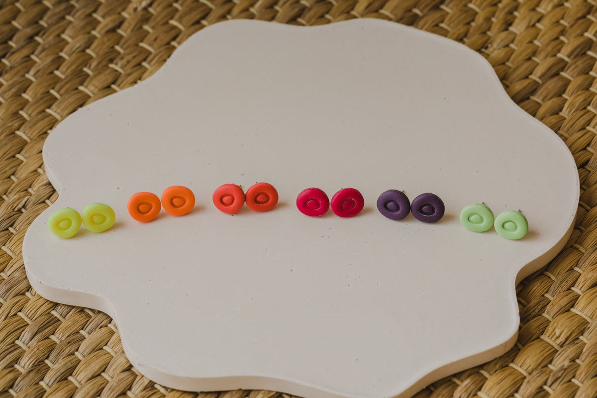 NODA - ovale Neon Ohrstecker aus Polymer Ton