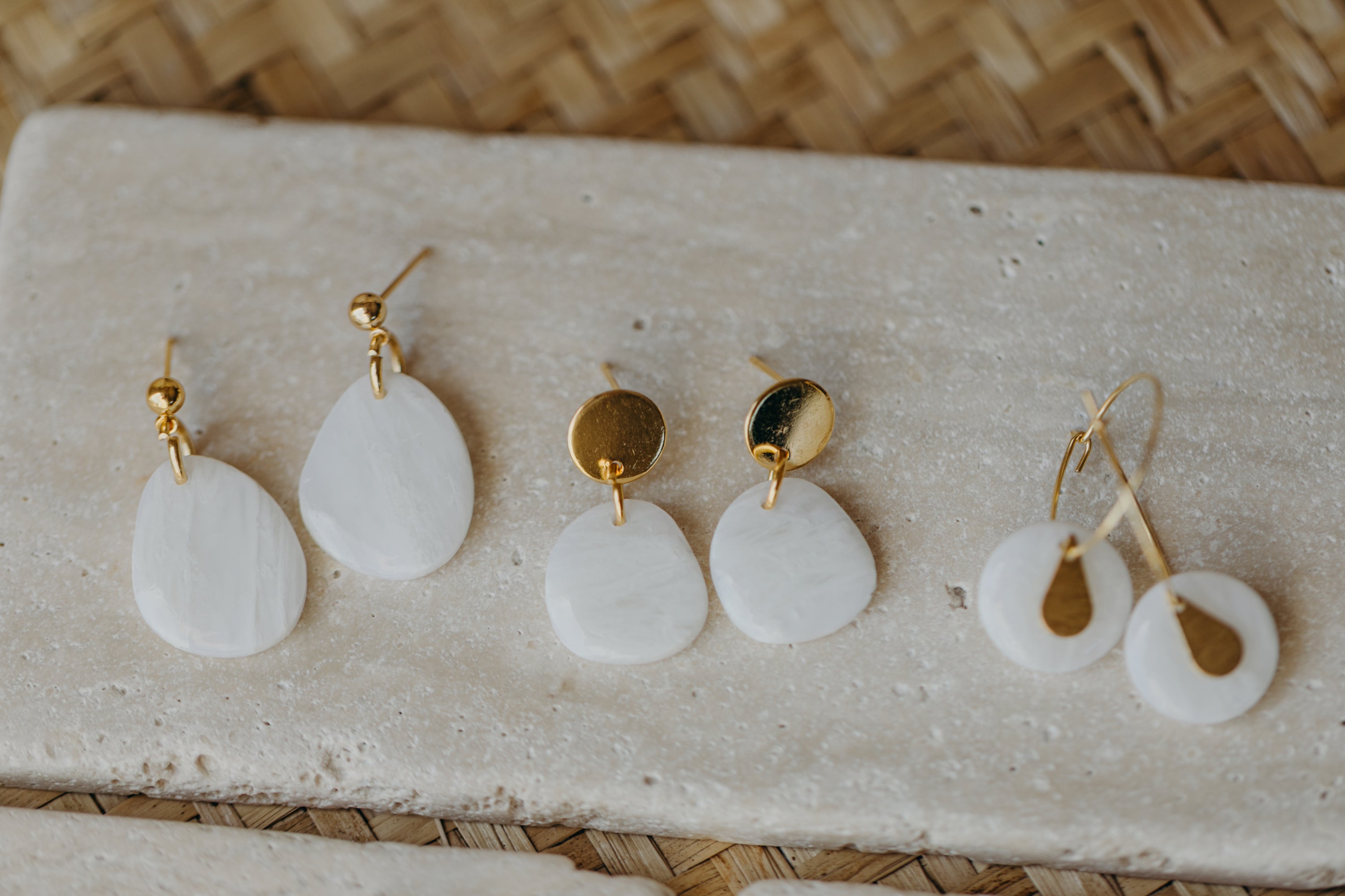 BEA - weiße ovale transparente Ohrringe aus Polymer Ton