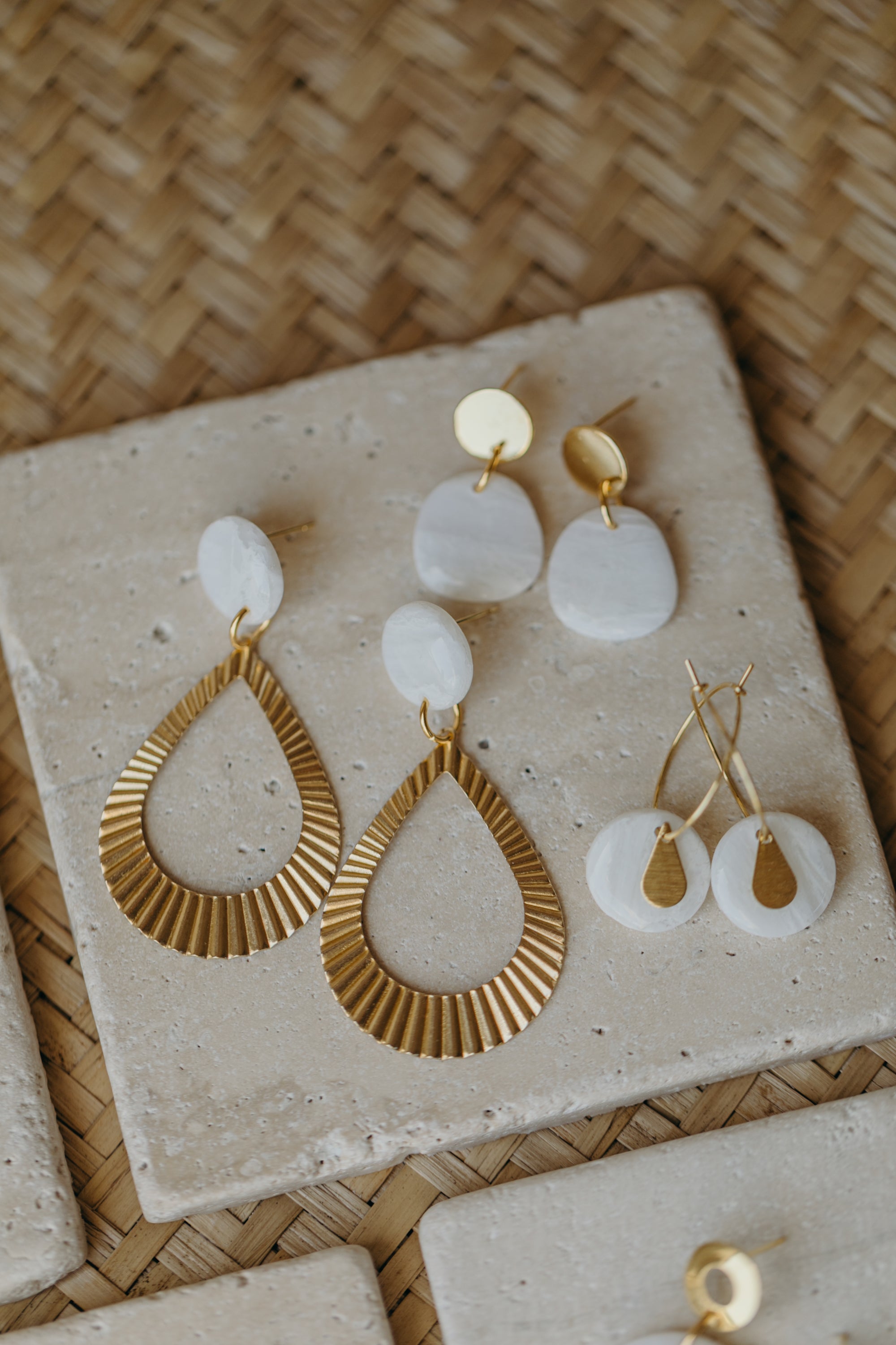 JENNA- runde weiße Polymer Ton Creolen mit kleinem Messing Anhänger