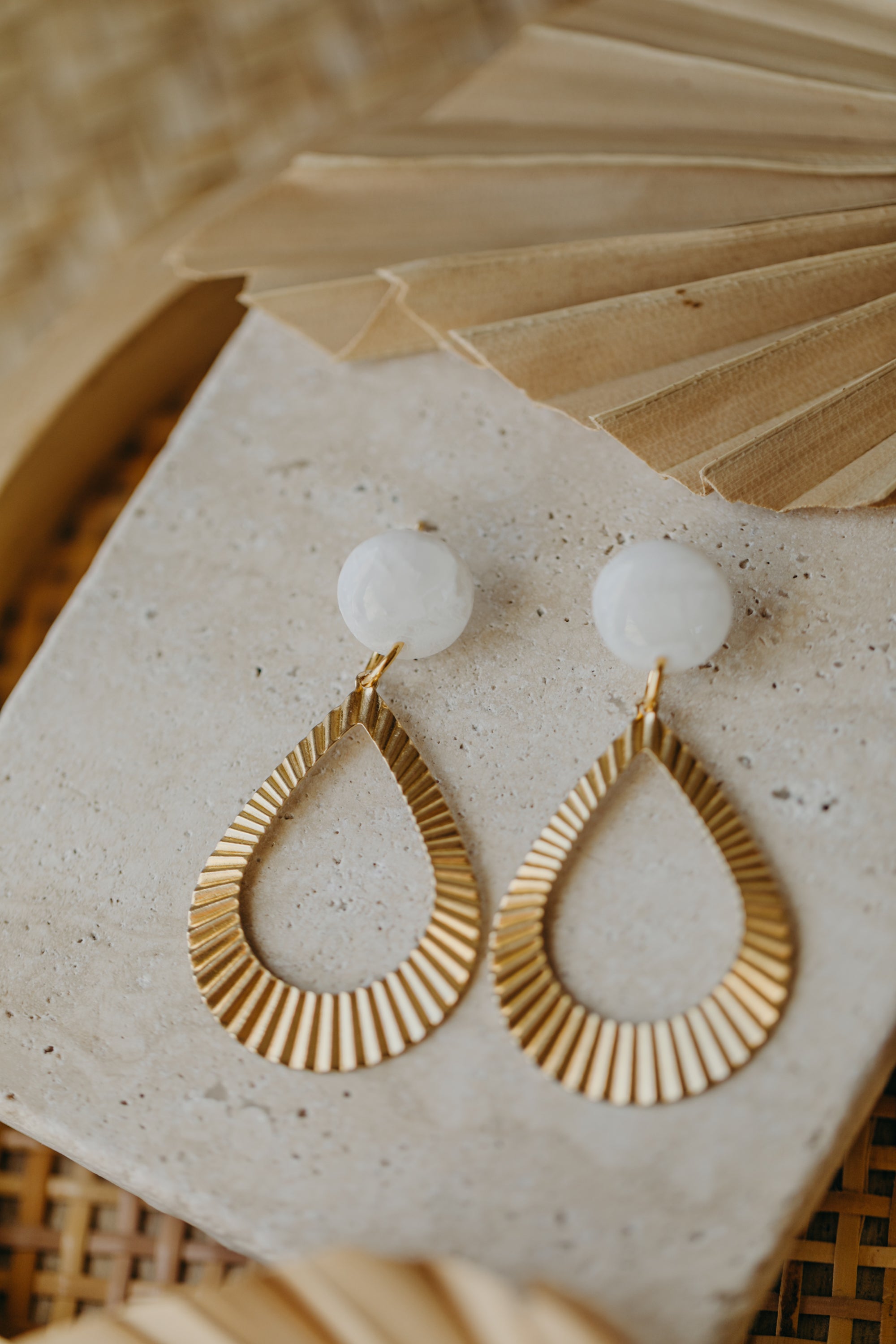 ALMA - Polymer Ton Ohrring in weiß-transparent