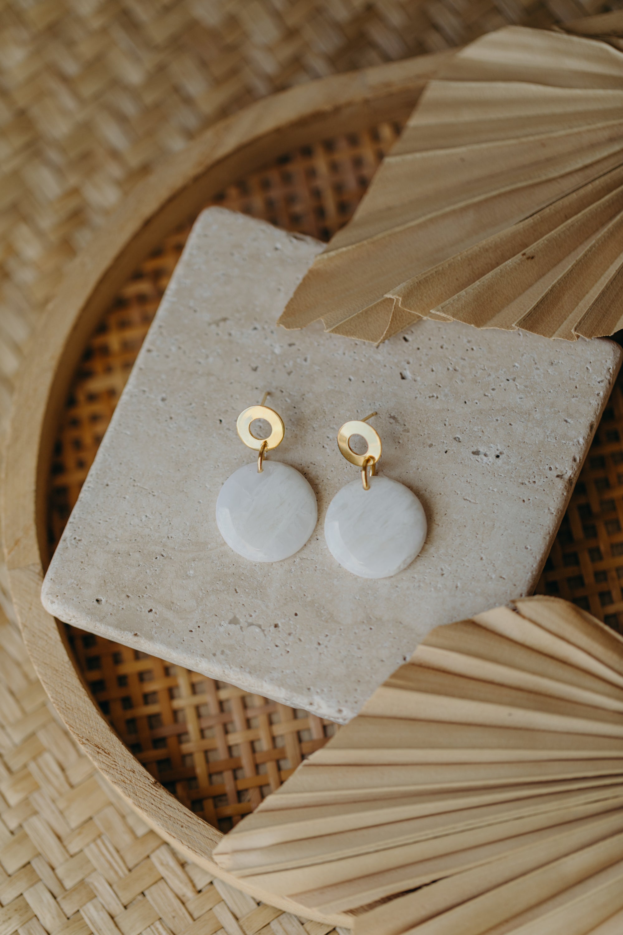 NAIMA - runde weiße Polymer Ton Ohrringe mit rundem Ohrstecker