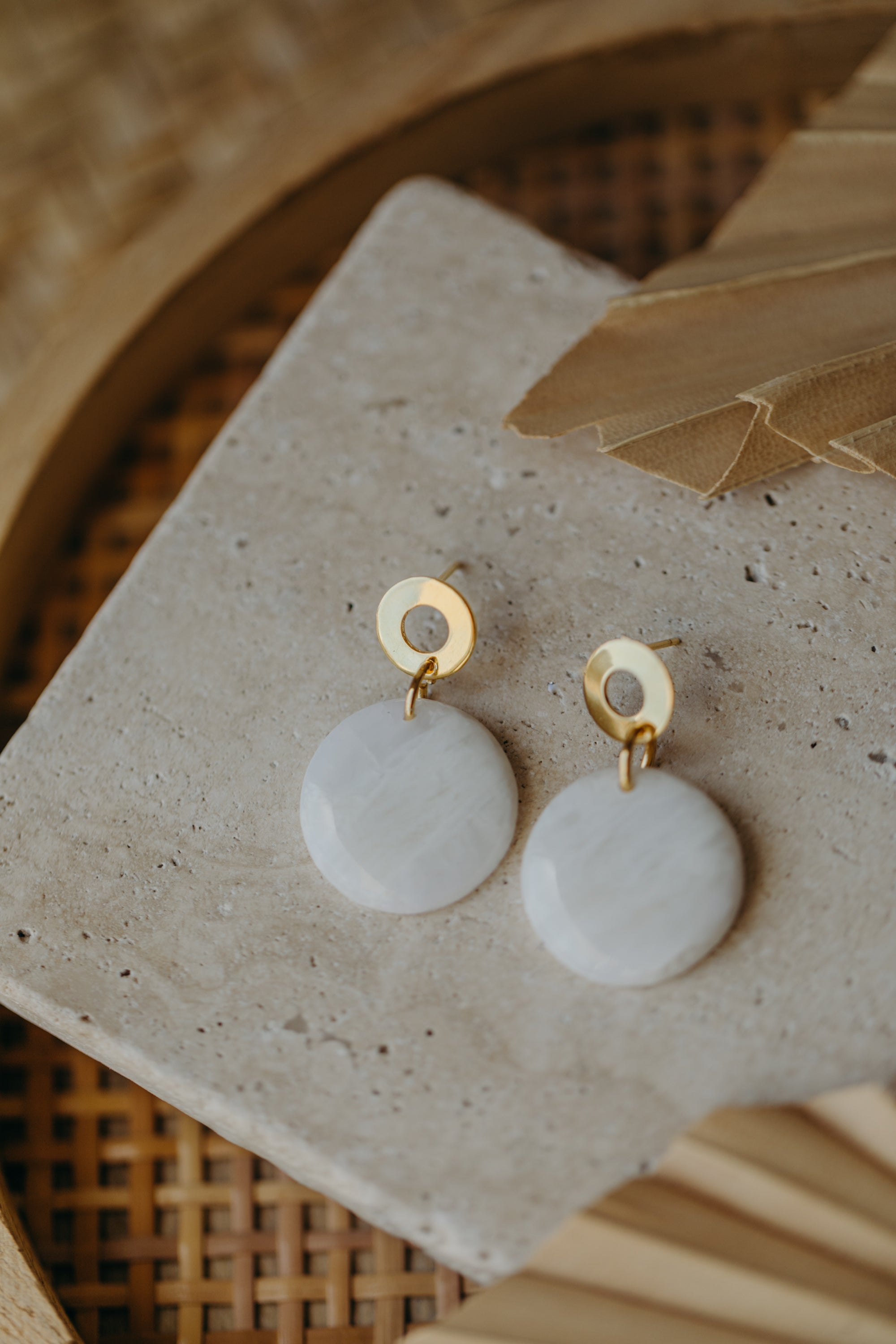 NAIMA - runde weiße Polymer Ton Ohrringe mit rundem Ohrstecker