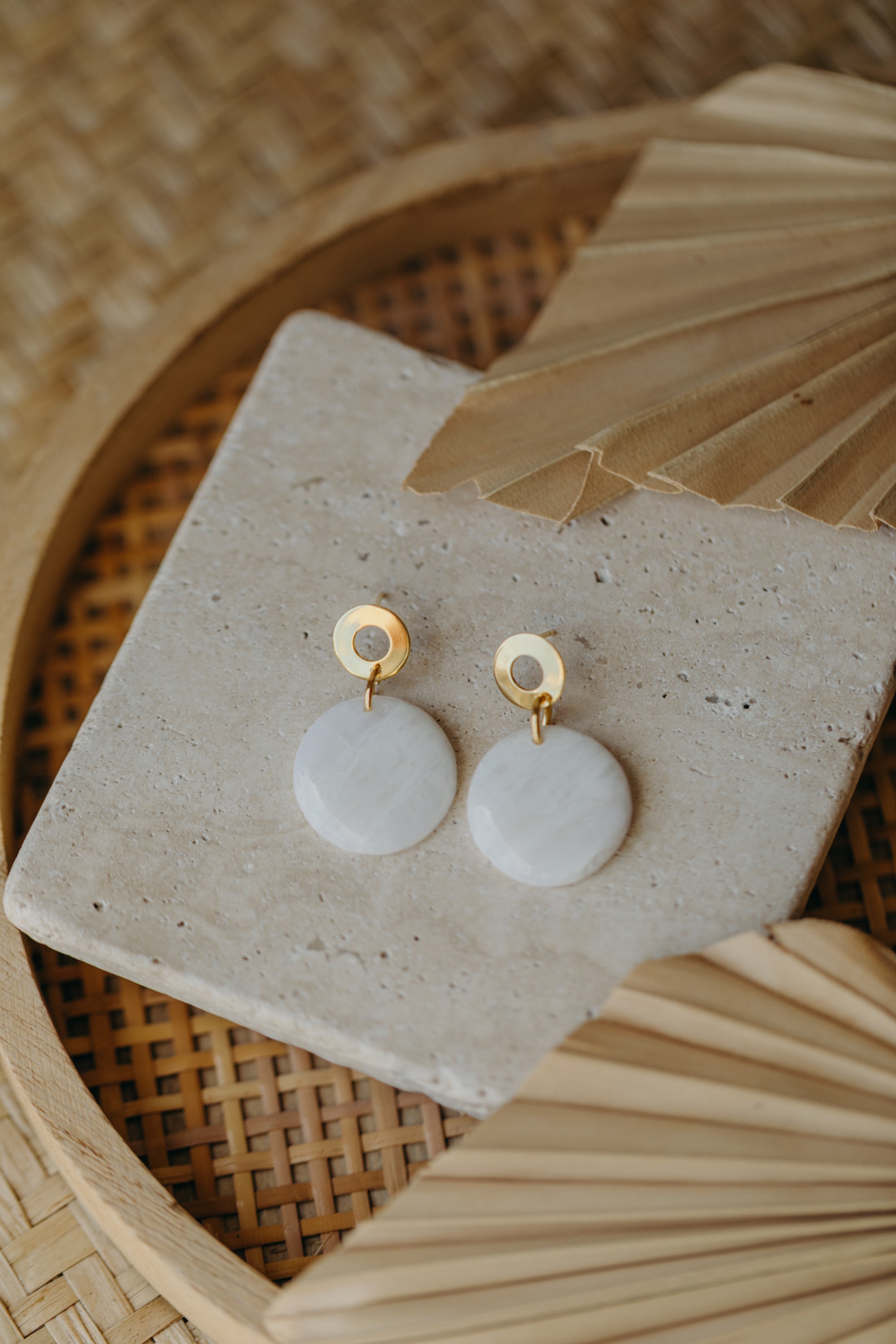 NAIMA - runde weiße Polymer Ton Ohrringe mit rundem Ohrstecker