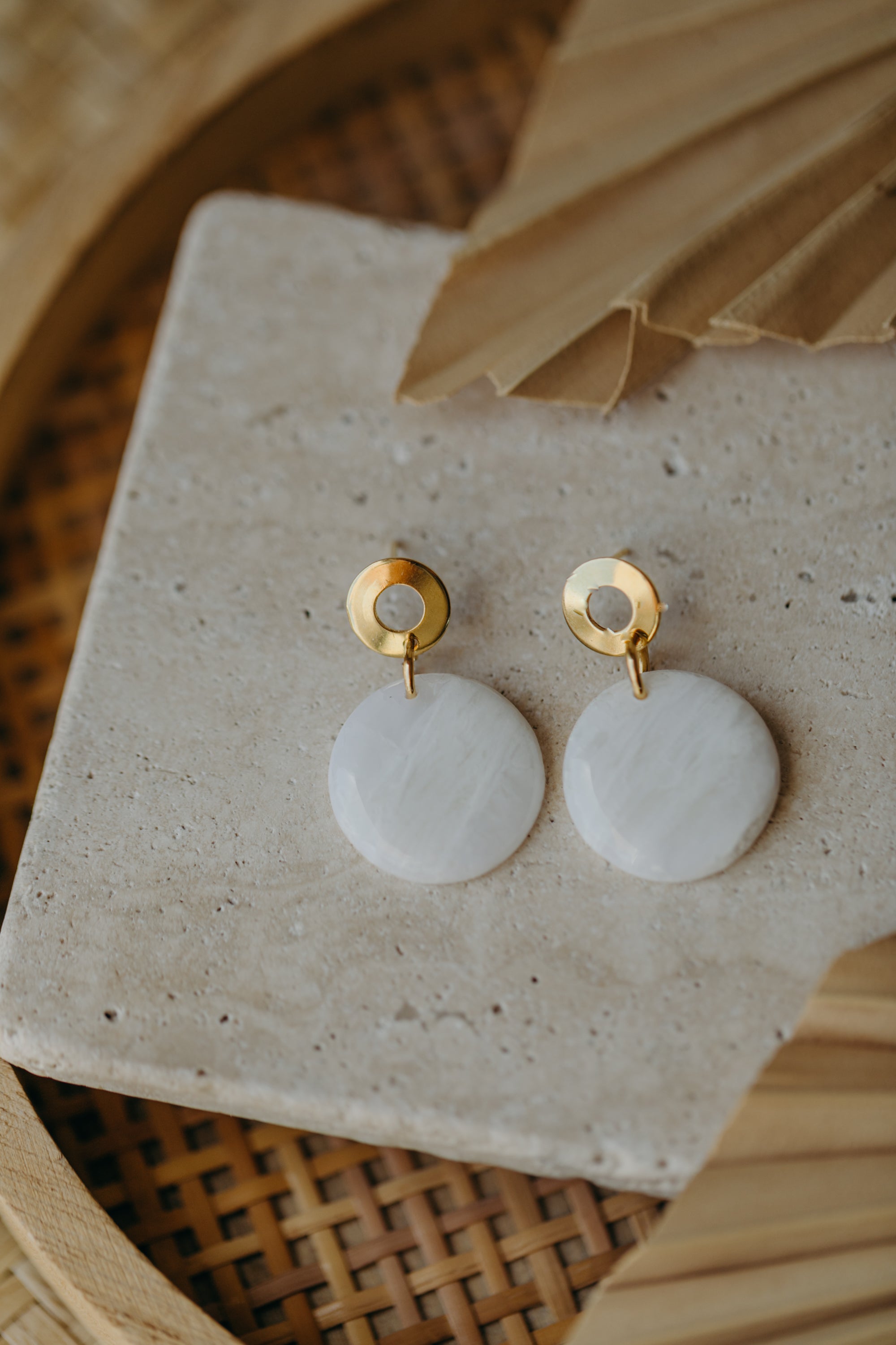 NAIMA - runde weiße Polymer Ton Ohrringe mit rundem Ohrstecker