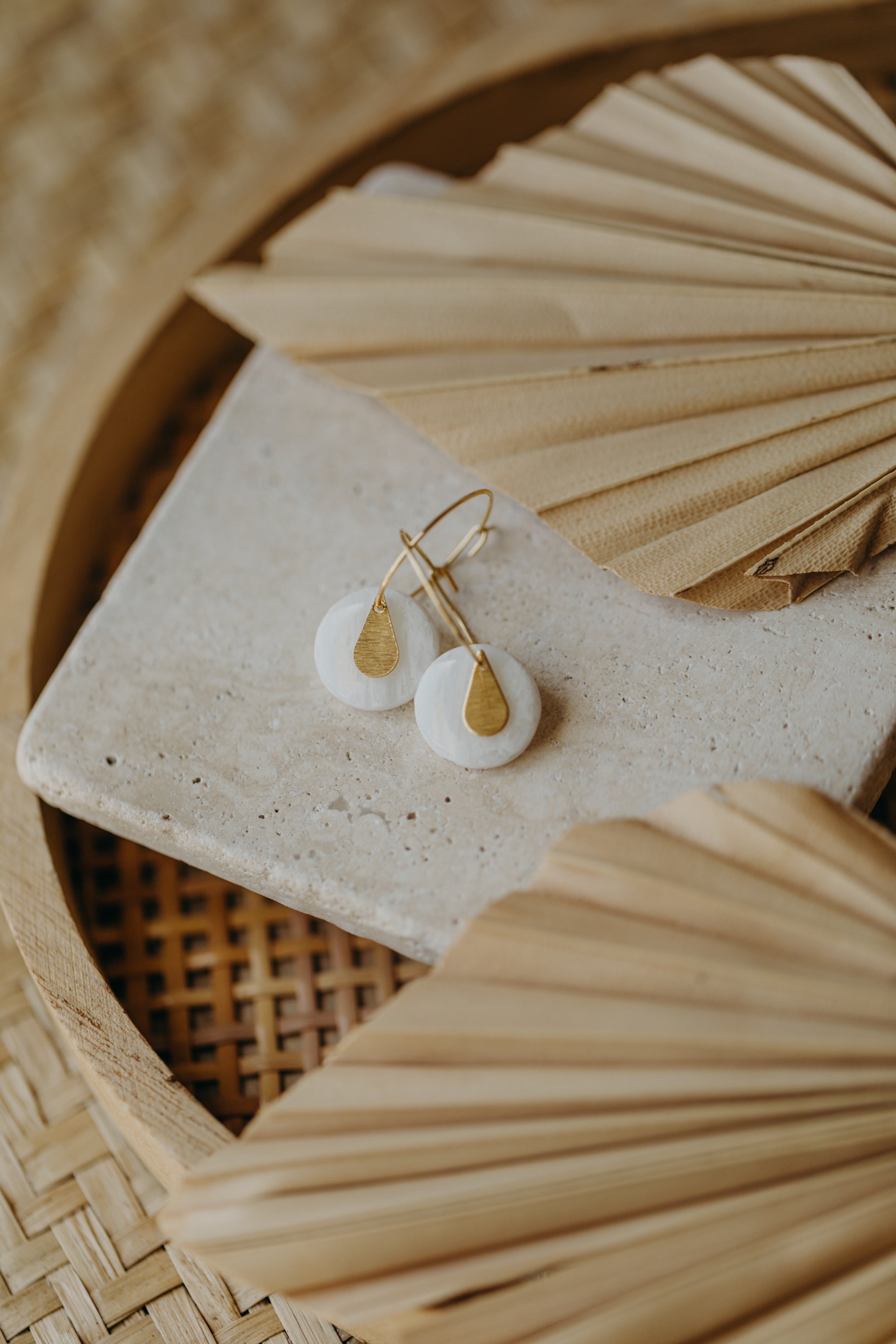 JENNA- runde weiße Polymer Ton Creolen mit kleinem Messing Anhänger