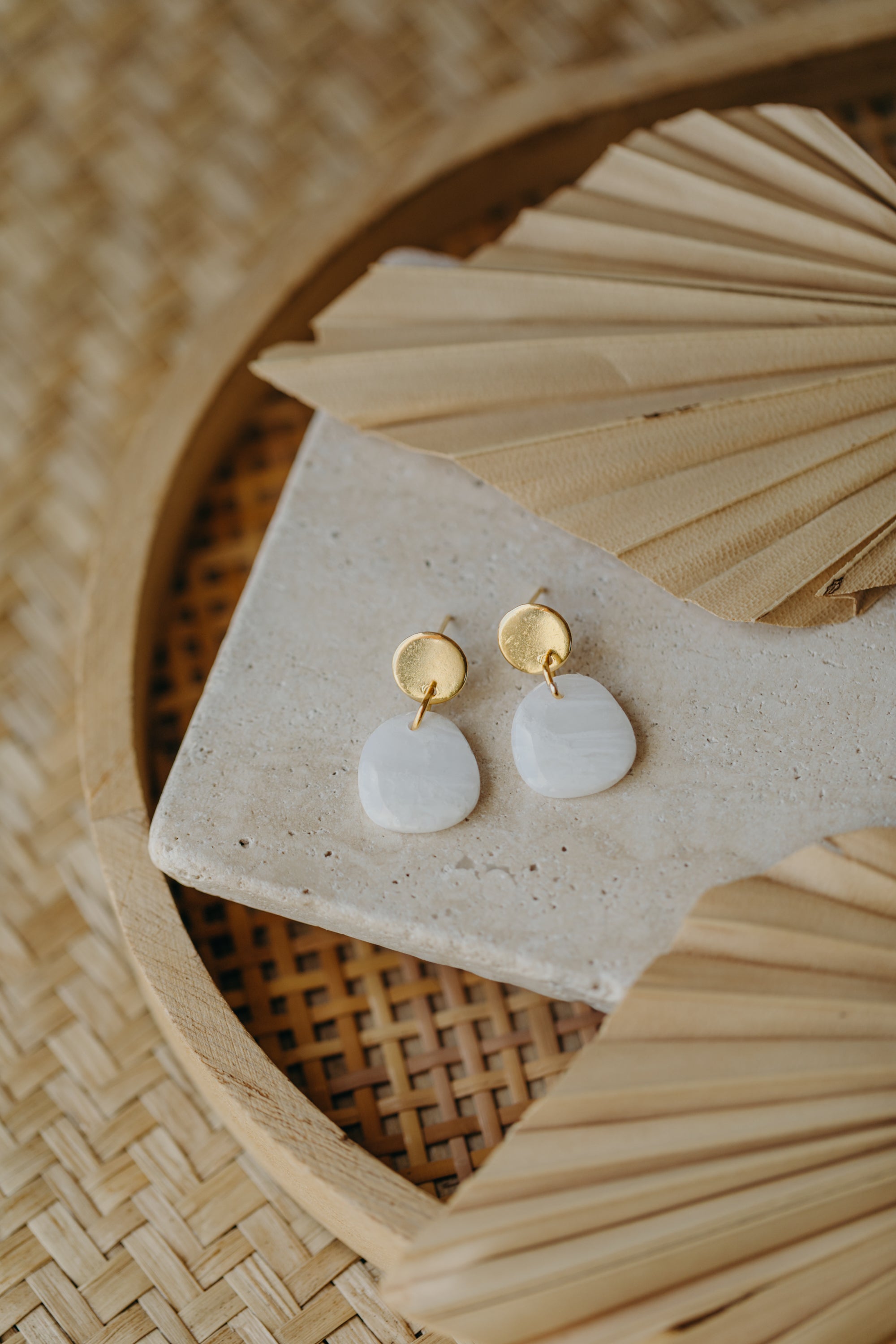 BEA - weiße ovale transparente Ohrringe aus Polymer Ton