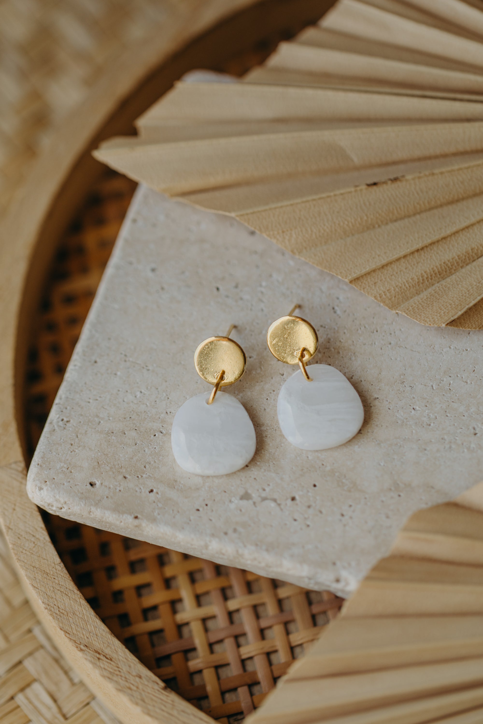 BEA - weiße ovale transparente Ohrringe aus Polymer Ton