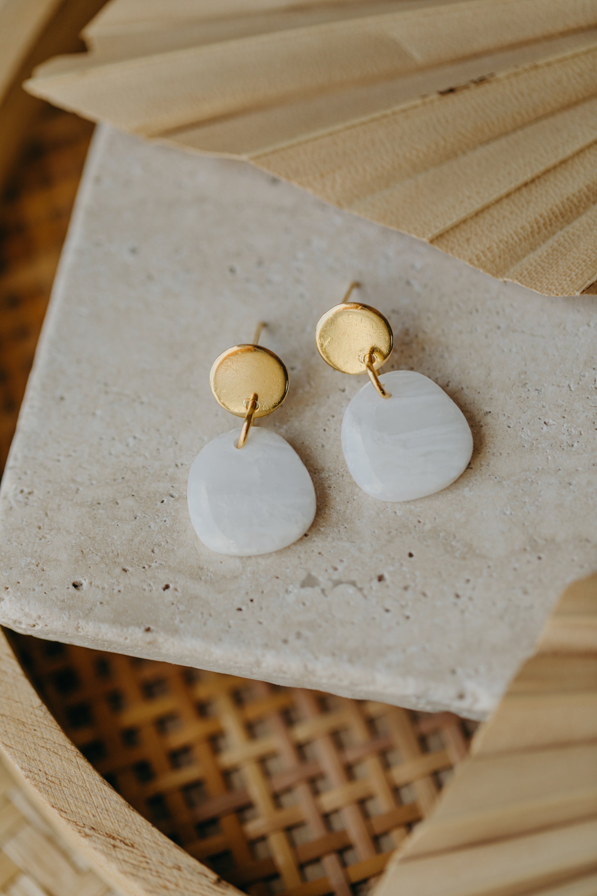 BEA - weiße ovale transparente Ohrringe aus Polymer Ton