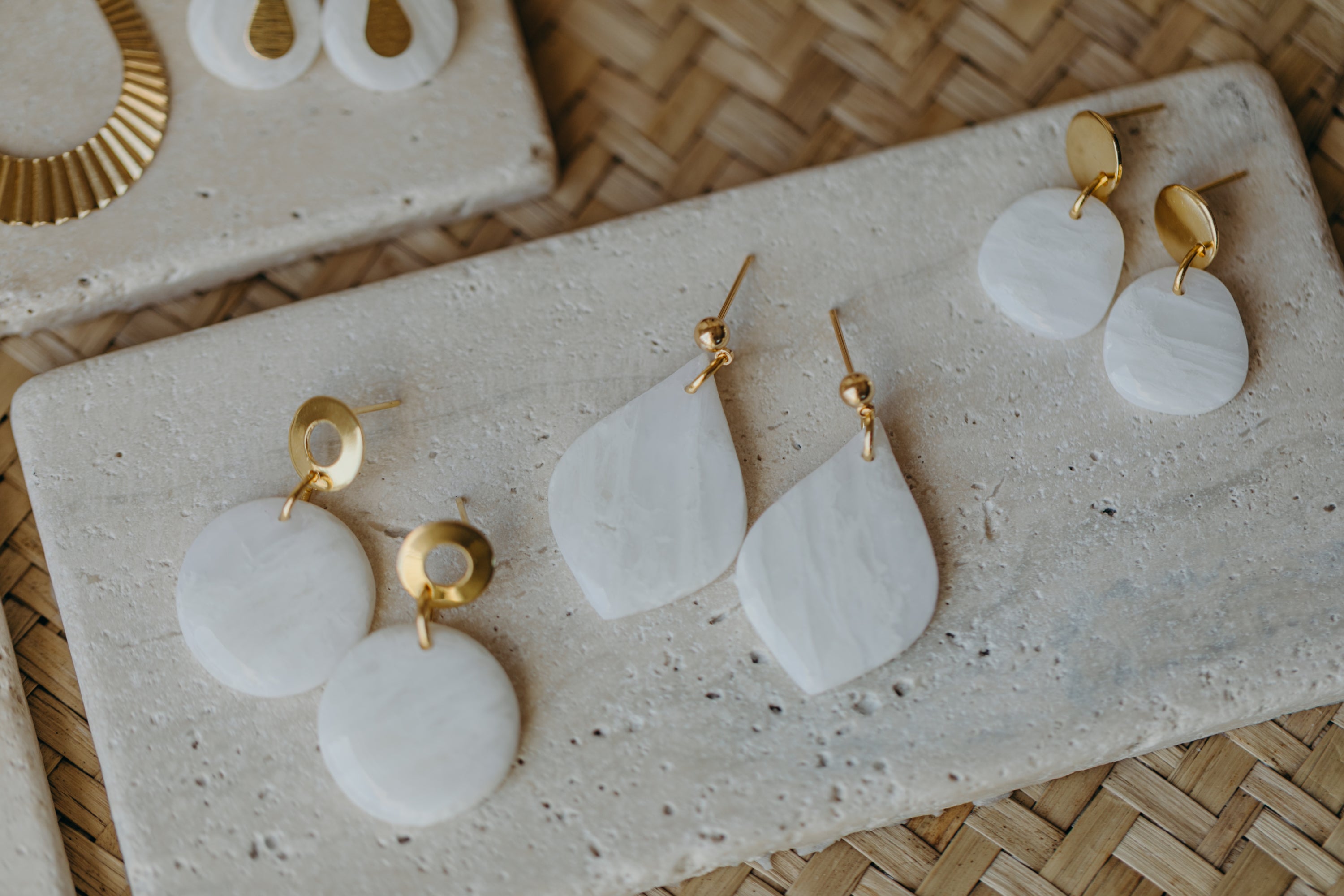 NAIMA - runde weiße Polymer Ton Ohrringe mit rundem Ohrstecker