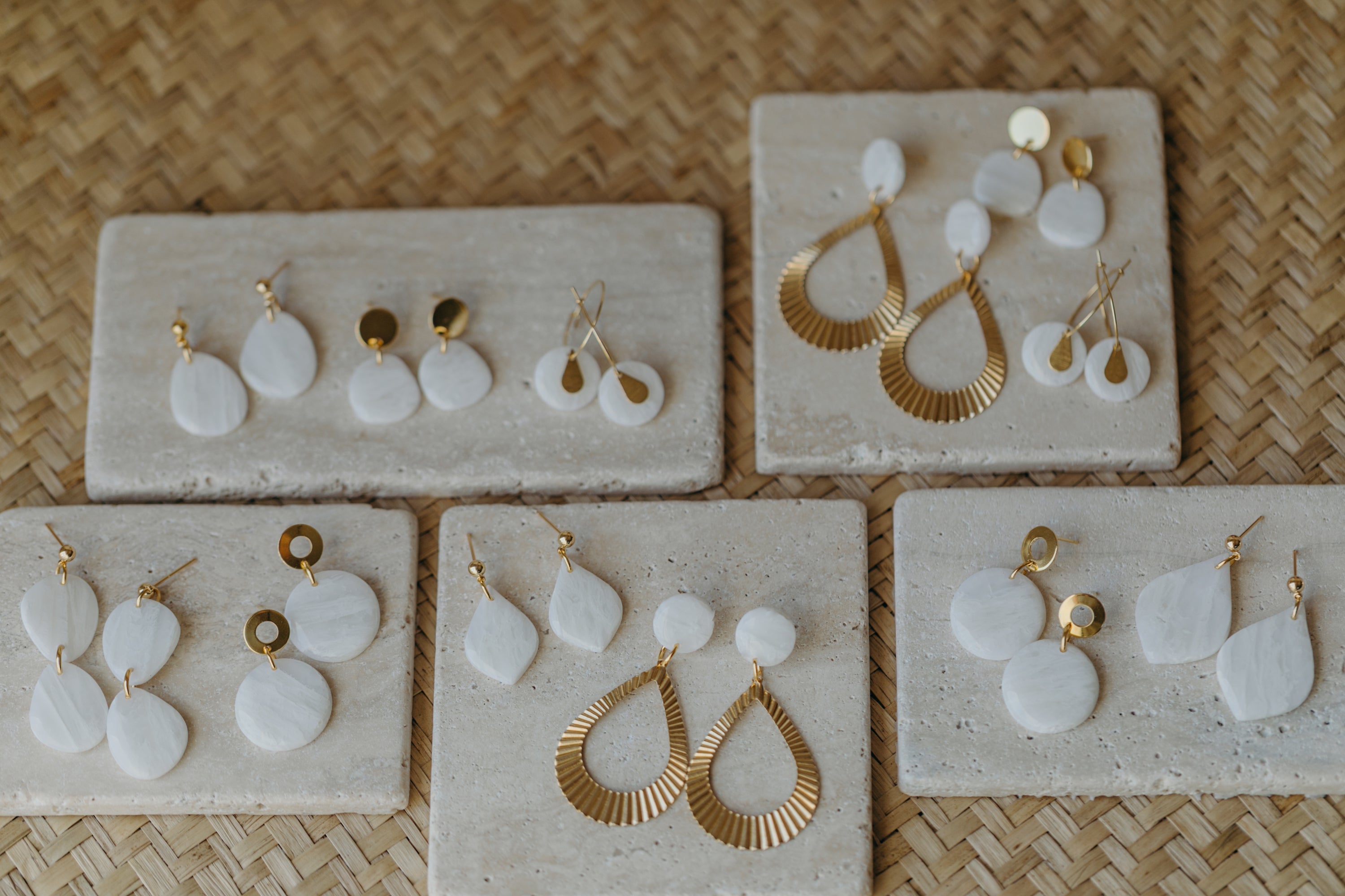 ALMA - Polymer Ton Ohrring in weiß-transparent